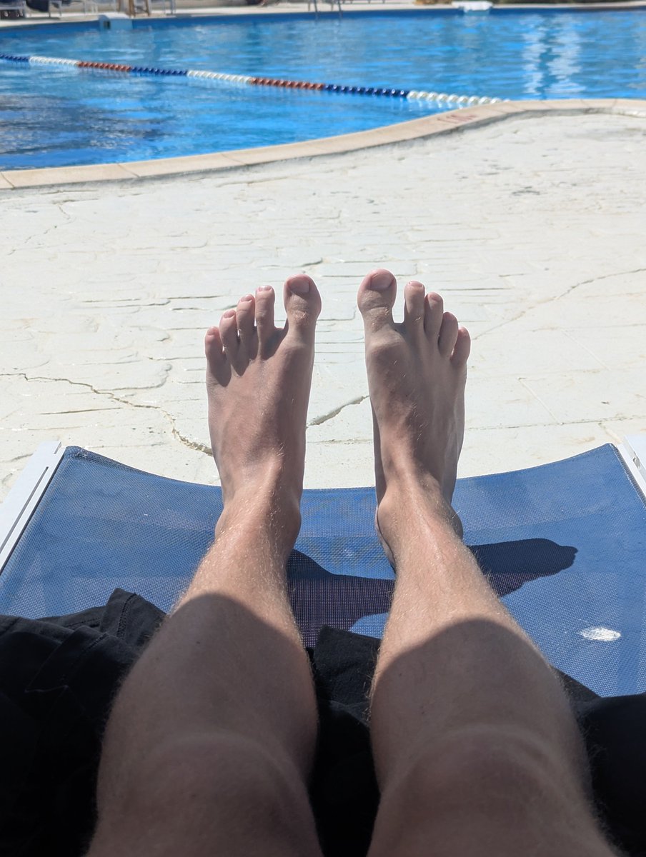 BarBoyLDN's tweet photo. Toes in the sun https://t.co/KdOTYoxrza