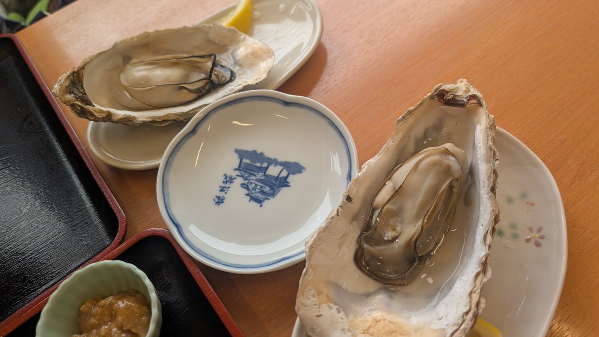 mi001000's tweet photo. 函館朝市どんぶり横丁のぶっかけ食堂🦪
友達やお客さんと行くけど、みんな泣く泣くご飯を残してしまうくらいボリューミー！✨
海鮮の下に更にホタテが隠れてるよ🥰 https://t.co/ApuNedNNIk