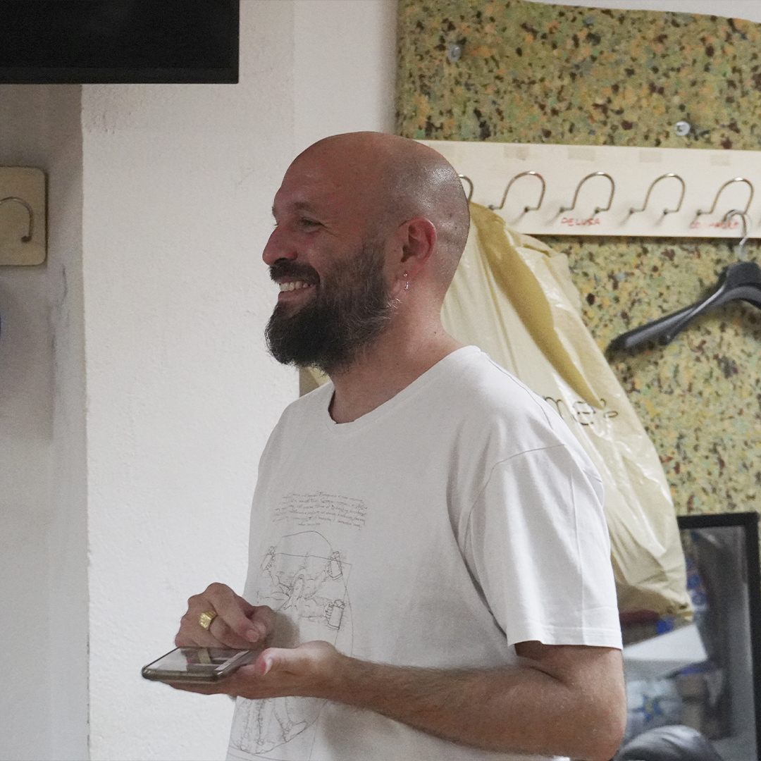 ChirigotaBizc8's tweet photo. 🥁 Un año más, volvemos a abrir las puertas del local de ensayo para que las nuevas letras florezcan, las primeras veces nos generen expectación y volvamos a regalarle a Cádiz por febrero un pedacito nuestro.

Deseando que llegue 2027 para que disfrutéis de "No salimos" https://t.co/xPRMRj7HU6