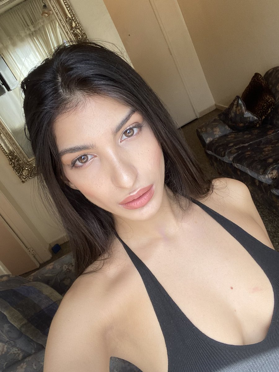 skinnyarab_'s tweet photo. 👸🏻💳 https://t.co/m11RLReRU5