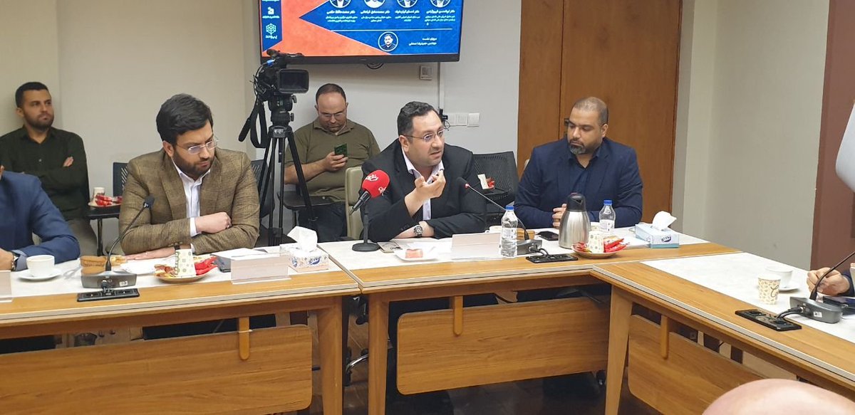 Digiato's tweet photo. ♨️ معاون وزیر ارتباطات: فراگیری استارلینک میخ آخر را بر تابوت حکمرانی فضای مجازی می‌کوبد

معاون نوآوری و فناوری وزیر ارتباطات گفت: دو سال است دلسوزان درباره استارلینک هشدار می‌دهند اما حتی یک خط سیاست‌گذاری در این زمینه انجام نشده است.

به گزارش دیجیاتو، محمد حافظ حکمی با انتقاد از نگاه سلبی حاکم بر سیاست‌گذاری فضای مجازی با اشاره به دو موج گسترش ابزارهای حاکمیت‌گریز پس از وقایع سال‌های ۹۸ و ۱۴۰۱، گفت:
در بحران سال ۹۶ با بستن یک پلتفرم کشور به آرامش رسید اما با مسدود کردن یک پلتفرم، در سال ۹۸ مجبور شدیم اینترنت را قطع کنیم. پس از حوادث سال ۱۴۰۱ هم دو پلتفرم مسدود شد و موج دوم گسترش ابزارهای حاکمیت‌گریز را رقم زد. در نتیجه در ناآرامی‌های سال ۱۴۰۴ مجبور شدیم کل شبکه را از برق بکشیم.

او ادامه داد:
ادامه این روند موجب می‌شود که در بحران بعدی ناچار از قطع برق شویم چون استارلینک به عنوان ابزار جدید حاکمیت‌گریز، اساسا دیگر مبتنی بر شبکه ما نیست.

حکمی ادامه داد:
استارلینک و دایرکت تو سل حتی رجیستری و احراز هویت کاربران را نیز بی اثر خواهد کرد.