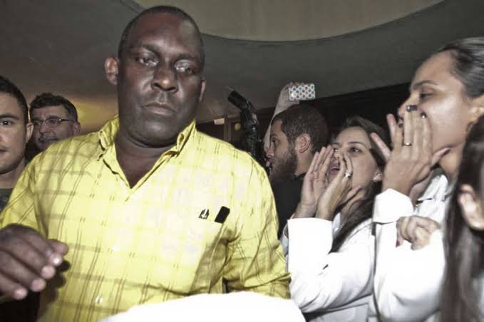 MomentsOfBrPol's tweet photo. Médicos cubanos são vaiados na chegada ao Brasil, como parte do programa Mais Médicos (2013) https://t.co/0DL1qv7N9W
