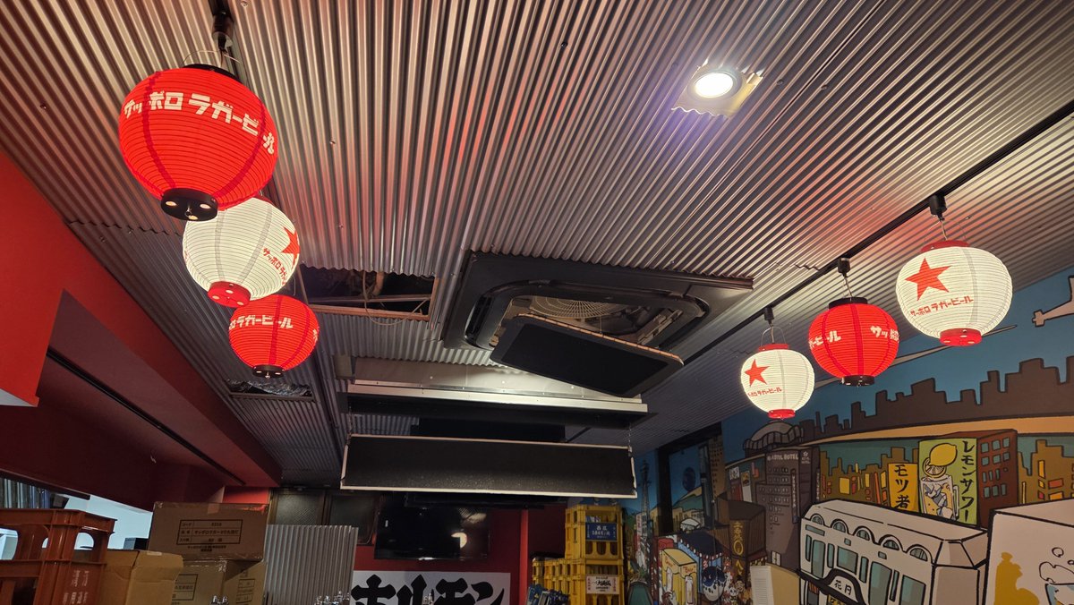 hesogourmet's tweet photo. へそ大坂城錦糸町店
10月8日オープン！

Tシャツがキター🤩🤩🤩
どうですか？？？
いよいよって感じです😂😂😂

天井のトタンも貼られて
TVも付きました！
TV多くない🤣🤣🤣
どこからでも見れます！

オープンまであと8日！
なんとか間に合う！？ https://t.co/akdMq8LL63