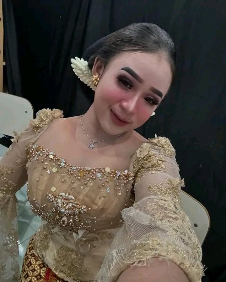 fakebacolAI's tweet photo. Niken Salindry #bugil #tobrut #sinden #bacol #dangdut https://t.co/8sYk825GSE