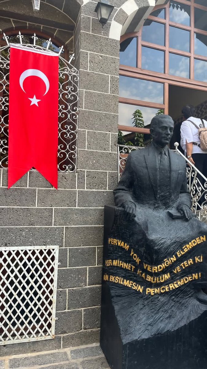 sahinrecepp0's tweet photo. Mevsim rüzgarları ; Diyarbakırda sonbahar 🍂🎒🧣 https://t.co/CevTACl2f0