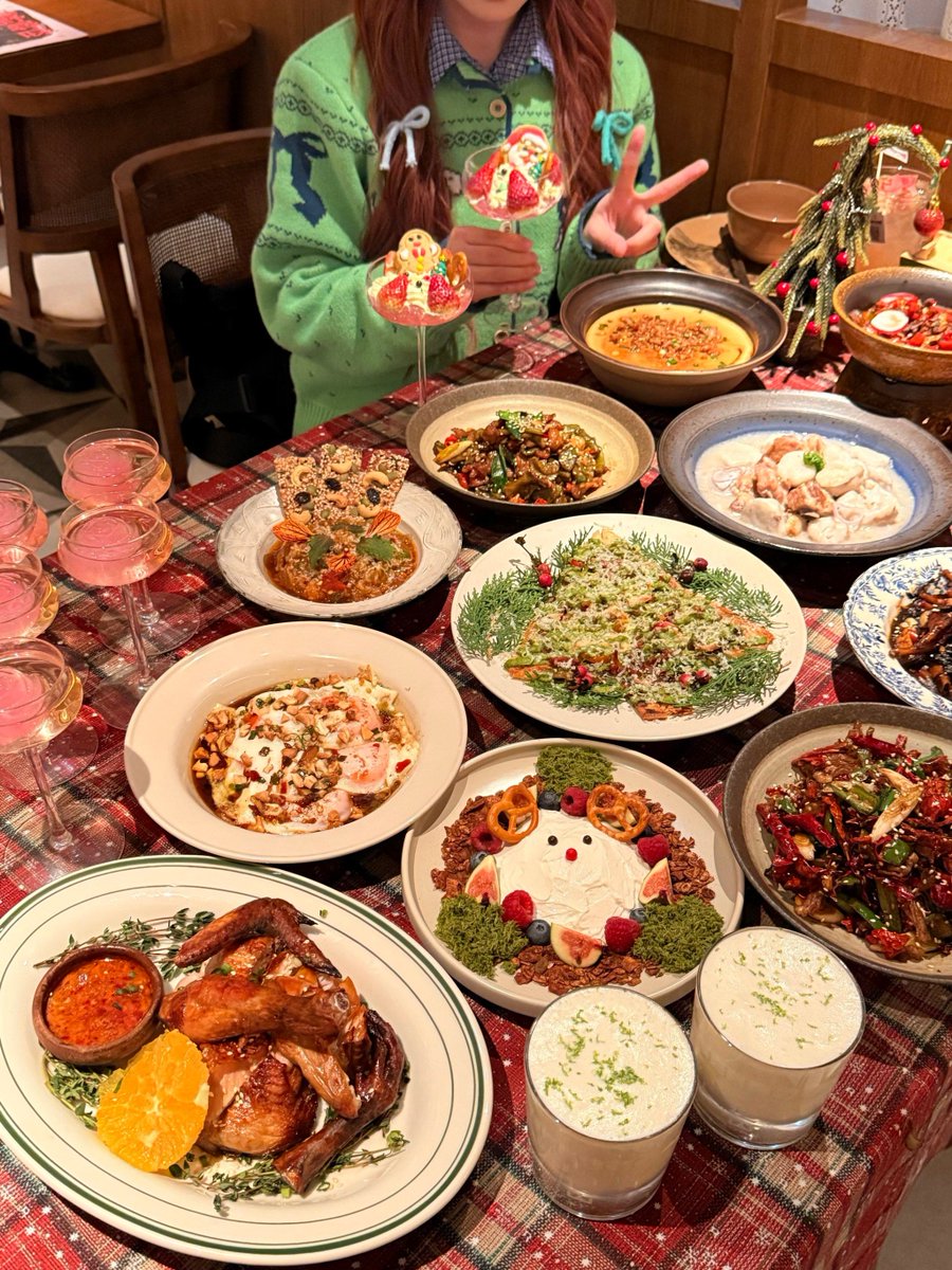 Florentina2ob's tweet photo. Feliz Navidad! Prueba nuestra especial cena de Navidad: pavo jugoso con salsa de arándanos, ensalada de verduras frescas y postre de tronco de chocolate. Disponible solo hoy, reserva ya! https://t.co/7YFubsJlsr