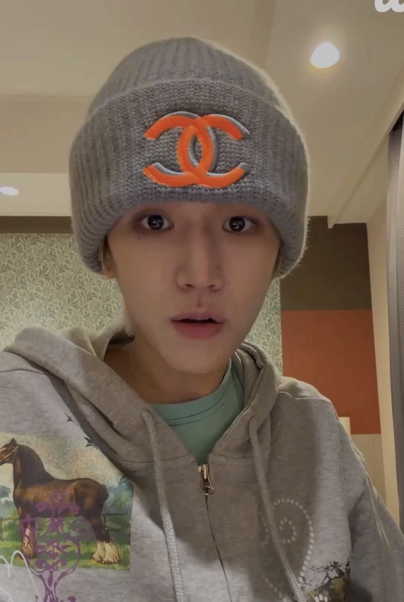 yoohoo0o's tweet photo. ★ 리우 생일 이벤트 ★

리우 생일을 기념하여 #RT 한 분께
리우가 착용한 후드집업을 보내드립니다-!

이 후드집업과 함께 리우를 생각하며
포근한 겨울 보내셨으면 좋겠어요♡

프린팅이 유니크해서 정말 이쁩니다,, 
많은 참여 부탁드립니다 !!
-> 타래에 착샷있습니다  

당발 : 10/22 https://t.co/50fhv0IXvA