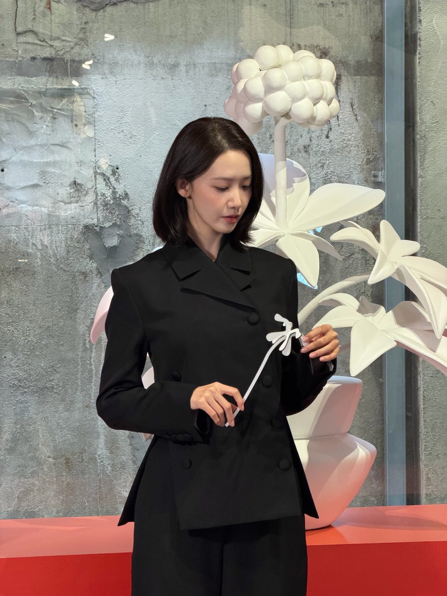 SNSD_0805's tweet photo. [INSTAGRAM] yoona__lim:

👩🏻‍🎨🌼🌺🌸

https://t.co/R1eCjnYkY3 https://t.co/C0LqWztH4R
