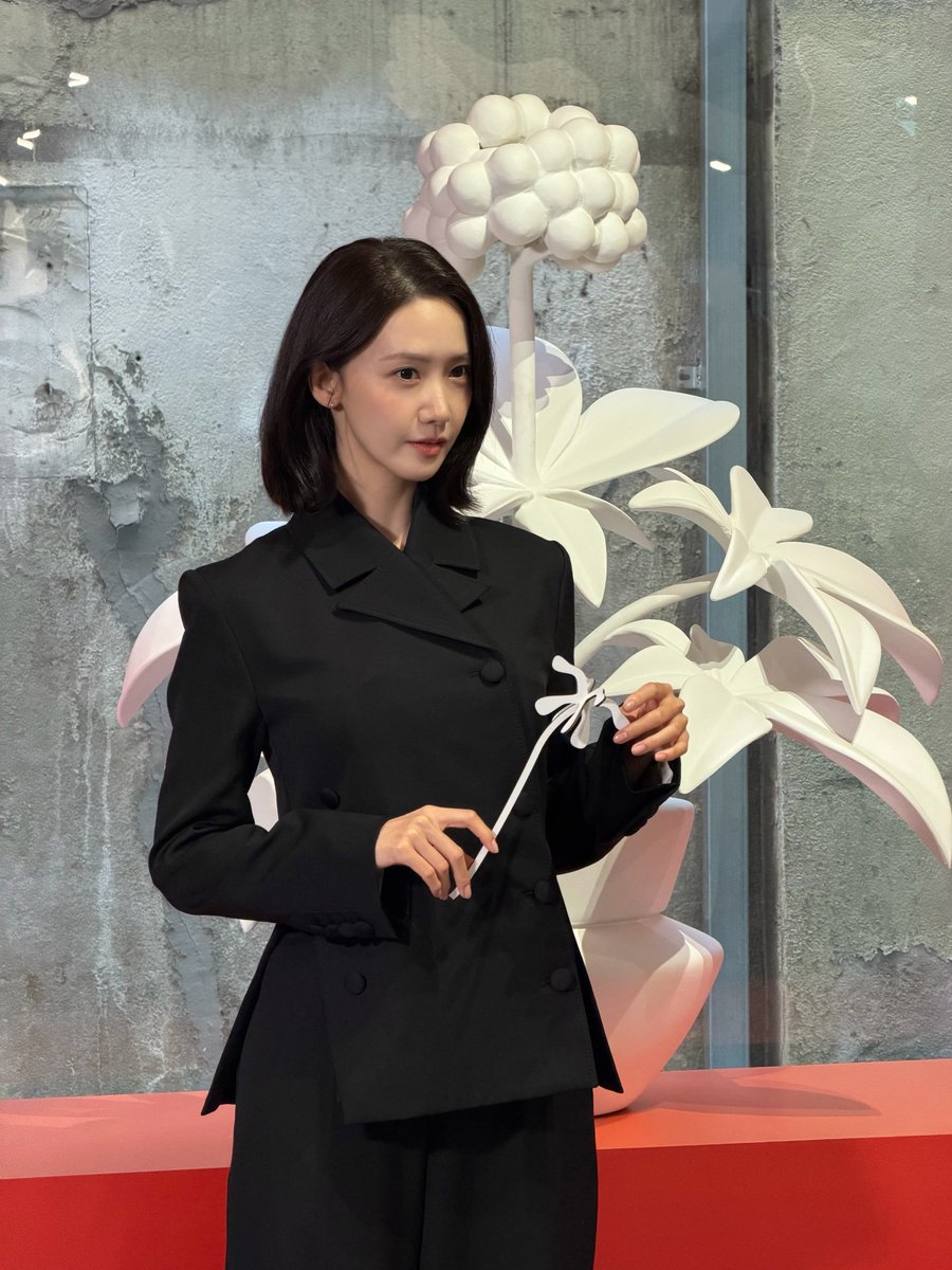 SNSD_0805's tweet photo. [INSTAGRAM] yoona__lim:

👩🏻‍🎨🌼🌺🌸

https://t.co/R1eCjnYkY3 https://t.co/C0LqWztH4R