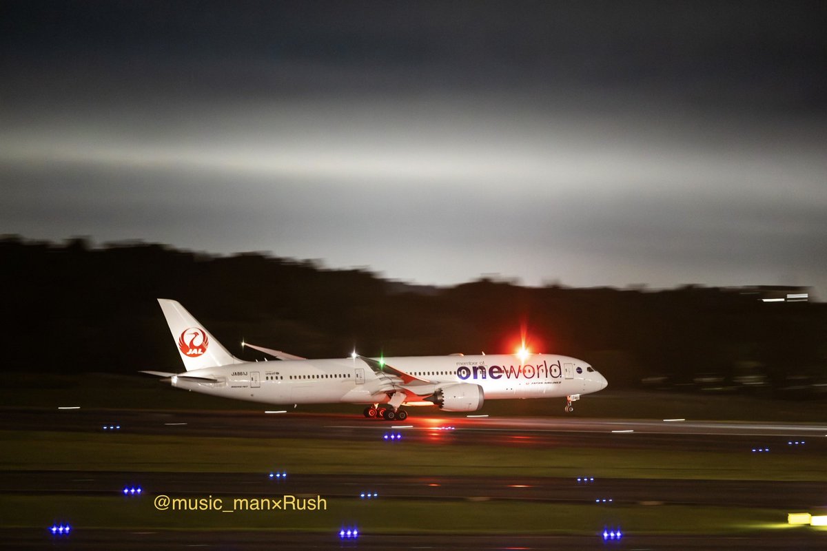 music_manxRush's tweet photo. 週の真ん中水曜日お疲れ様でした♪
こちらは今日で35日連続の雨☔で、
1日冷たい雨が降ってました…
9月もありがとうございました!
来月もよろしくお願いします🎶
それにしてもB8の翼のたわみはいつ見てもカッコいいです✈︎
#JAL
#B787
#oneworld https://t.co/KHsTjrP2cs