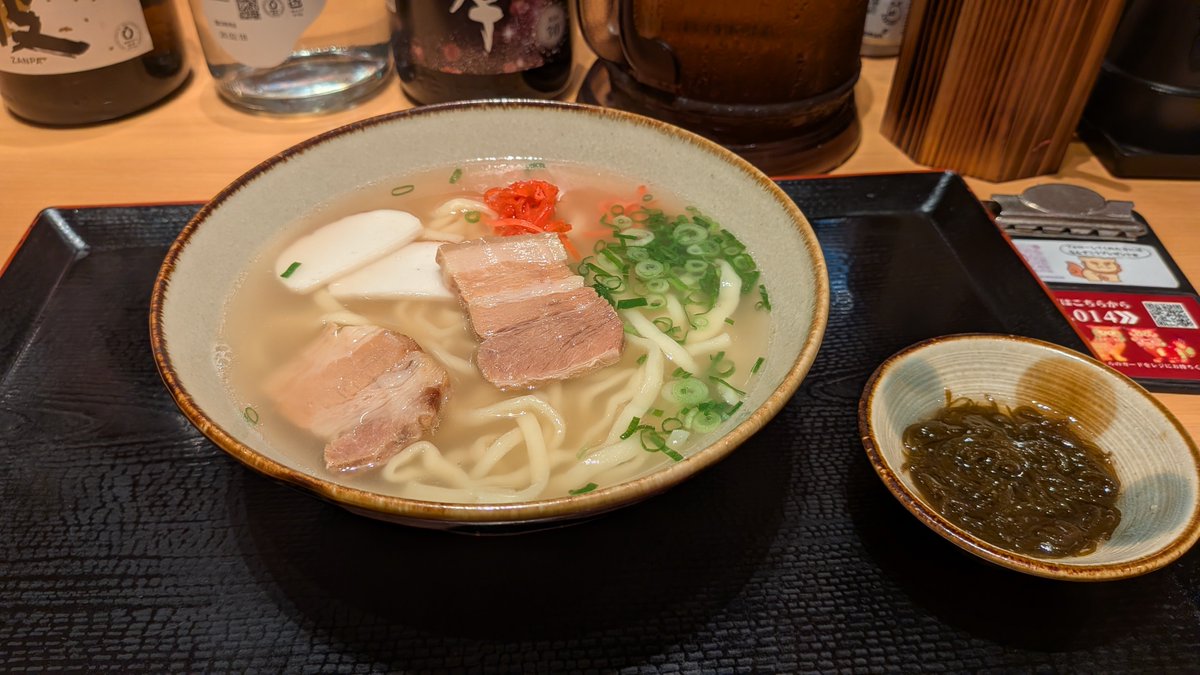 ukanruri's tweet photo. お昼は沖縄そば.
出汁がとっても薄くて不��だったけどアツアツでそこはよかった.
コーレーグース泡盛漬のコーレーグスの唐辛子がすべて真っ白になってたのはがっかりした.
龍の卓以外のは無事だったのかしら.
具と麺はとっても美味しかった.
#島ぬ風 https://t.co/9c5YV03NoF
