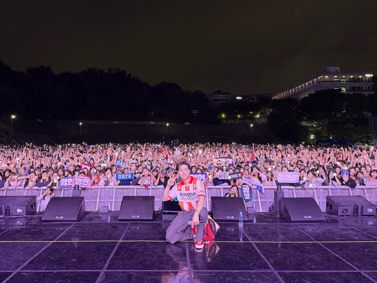 day6official's tweet photo. [ #DAY6_BEHIND ]

민족동국! 애국경영!
동국대학교 경영학과 12학번 강영현, 축제 출석 완료 🫡

#DAY6 #데이식스
#YoungK #영케이
#동국대학교 #DIRVANA https://t.co/BNMlgqRbbk