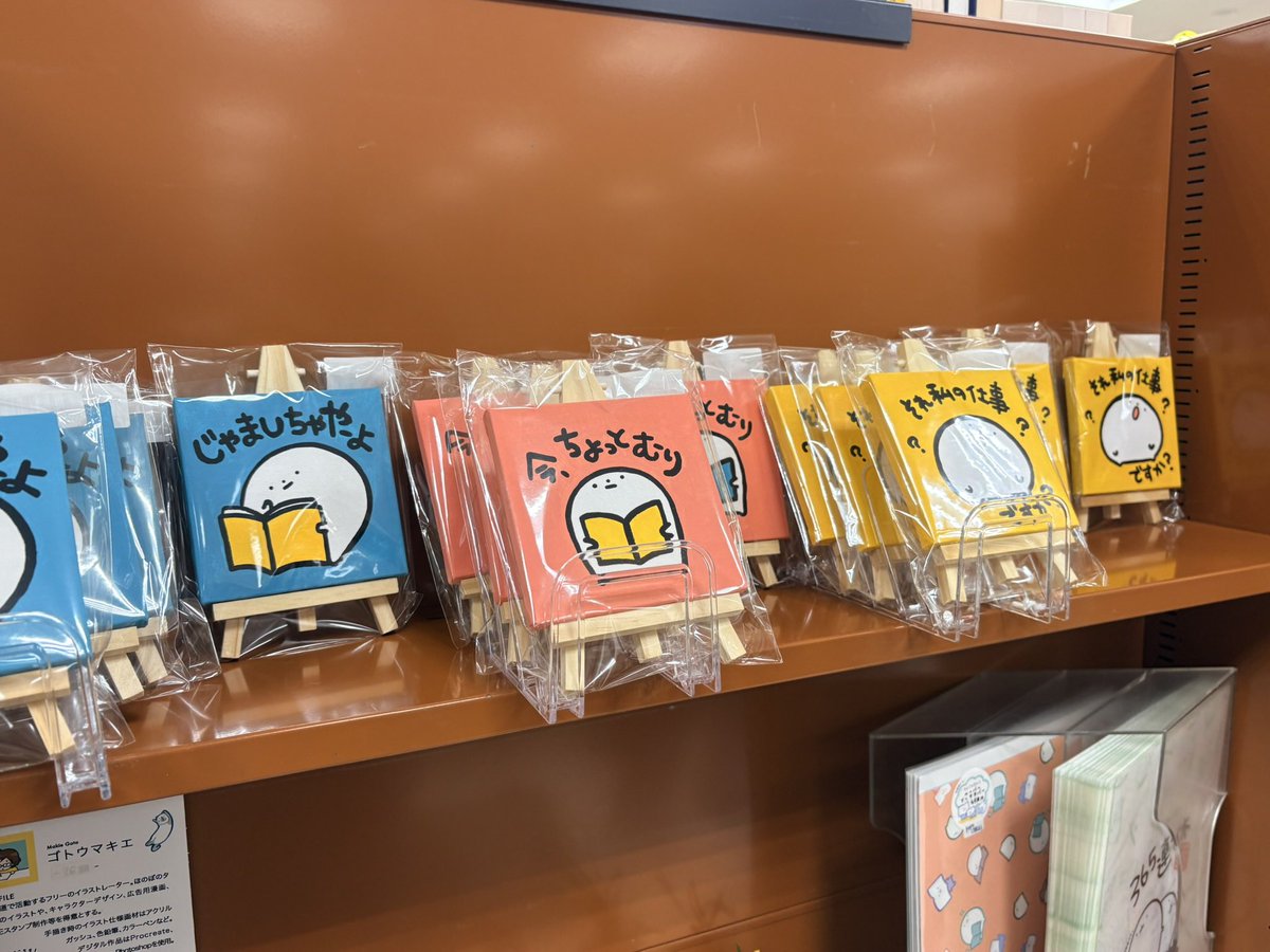510Goma's tweet photo. 大量生産のように見えるんですが店頭にあるこれは一つ一つ筆で塗っておるんです…。
全原画なんですよ。

今日頭おかしいですねって言われました笑
褒め言葉だと思ってます🖌️🎨

全部手塗りで大量に作ってるから大量生産には変わりないんだが笑。
プリントに見えると言われればそれはプリント並に手塗りがきれいということにしておく✨

色を変えればよかったのか…（今更）

店頭で違いをじっくり見てみてください笑