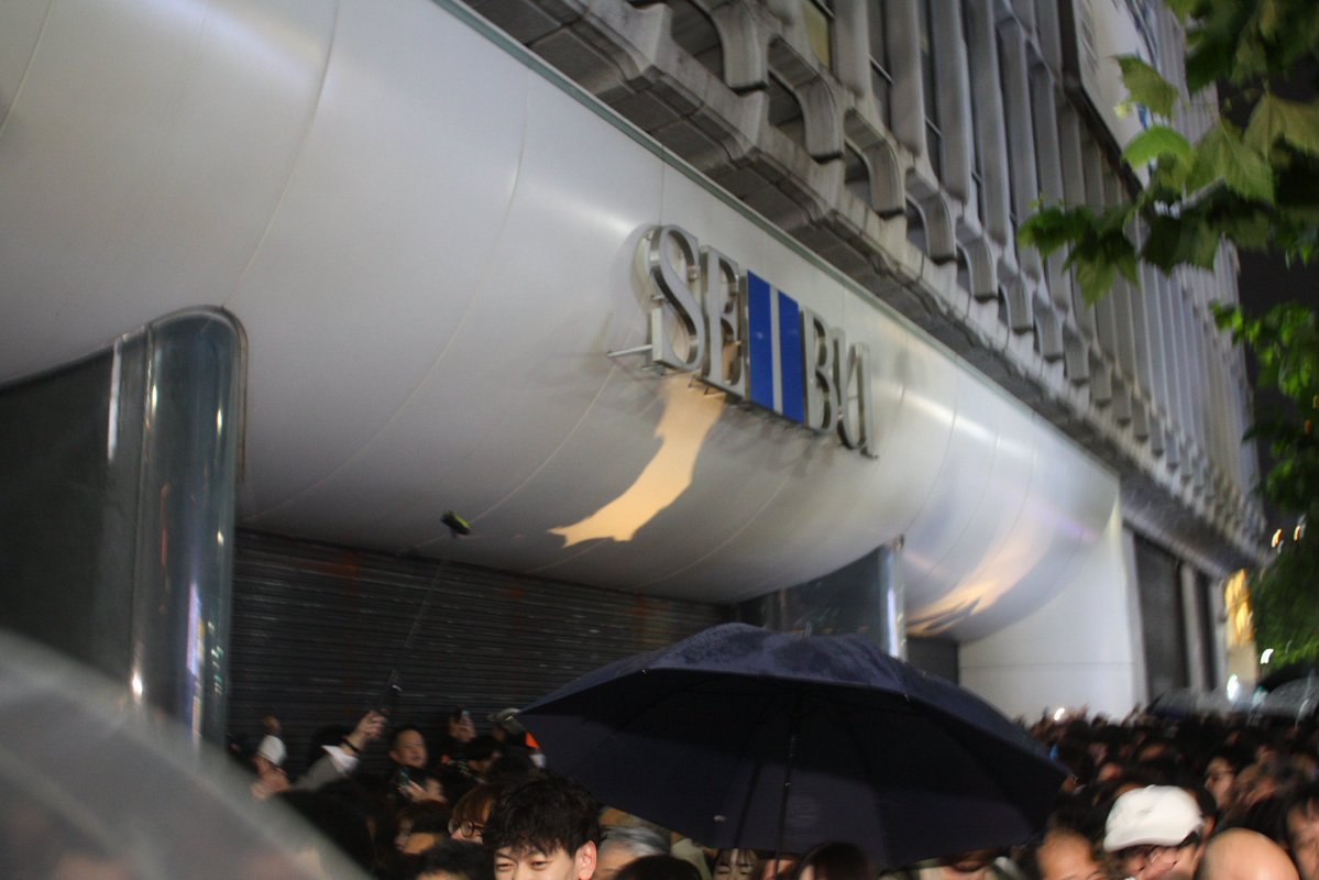 taisyo_64's tweet photo. 2026.9.30

西武百貨店渋谷店閉店

2026年9月30日をもって58年の歴史に幕を閉じることとなりました。百貨店の前には閉店を惜しむ多くのお客様の姿がありました。シャッターが閉まった後拍手が起こり、歴史的な瞬間となりました。西武百貨店渋谷店さん、58年間お疲れ様でした。

#西武百貨店渋谷店閉店 https://t.co/o1JN7FqtL8