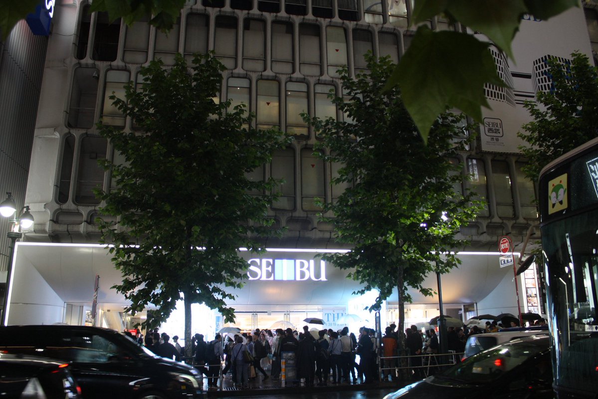 taisyo_64's tweet photo. 2026.9.30

西武百貨店渋谷店閉店

2026年9月30日をもって58年の歴史に幕を閉じることとなりました。百貨店の前には閉店を惜しむ多くのお客様の姿がありました。シャッターが閉まった後拍手が起こり、歴史的な瞬間となりました。西武百貨店渋谷店さん、58年間お疲れ様でした。

#西武百貨店渋谷店閉店 https://t.co/o1JN7FqtL8