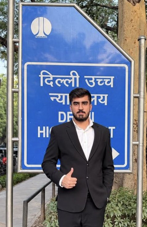 savedemocracyI's tweet photo. ब्रेकिंग न्यूज 🚨

राहुल गांधी के बब्बर शेर रौनक खत्री की बड़ी जीत🔥🔥

दिल्ली यूनिवर्सिटी के पूर्व अध्यक्ष रौनक खत्री को अपनी लॉ की डिग्री के लिए 18  महीना की लंबी लड़ाई के बाद आज बड़ी राहत मिली है।

कोर्ट में बहस के दौरान ये बात सामने आई कि

“ रौनक खत्री NSUI और congress से जुड़े हुए थे ,, इसीलिए उनकी डिग्री अभी तक रुकी हुई थी। 

दरअसल रौनक खत्री के अध्यक्ष रहते हुए राहुल गांधी रौनक खत्री के ऑफिस आए थे ,

इसीलिए एबीवीपी और भाजपा का पूरा तंत्र पूरा प्रशासन रौनक खत्री के ख़िलाफ़ खड़ा हो गया। 

लेकिन राहुल गांधी के बब्बर शेर के आगे एक बार फिर सारे तंत्र को झुकना पड़ा।