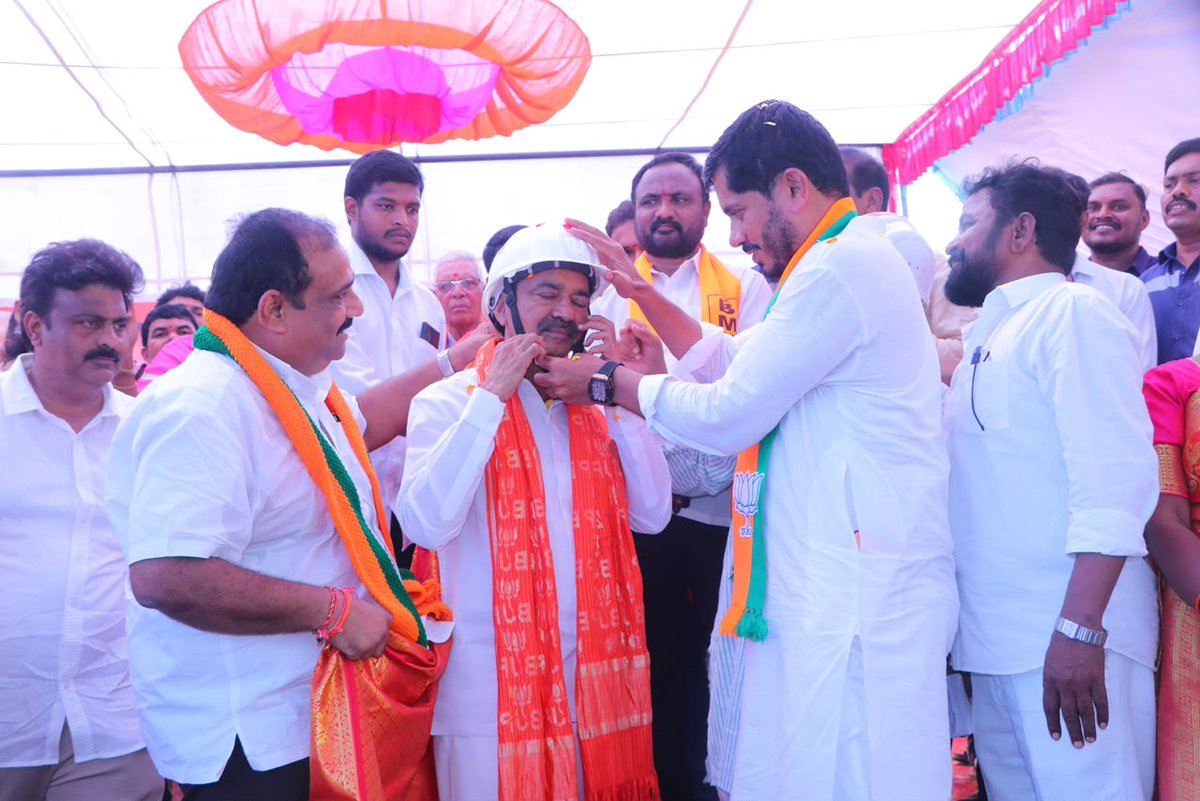 airnews_hyd's tweet photo. 🔹మంచిర్యాల జిల్లా నస్పూర్‌లో ‘సింగరేణి బకాయి – బీజేపీ లడాయి’ పేరుతో ధర్నా.

🔹సింగరేణికి రాష్ట్ర ప్రభుత్వం చెల్లించాల్సిన రూ.55 వేల కోట్ల బకాయిలను వెంటనే చెల్లించాలని డిమాండ్.

🔹ఈ ధర్నాకు హాజరై ప్రభుత్వంపై తీవ్ర విమర్శలు గుప్పించిన మల్కాజ్‌గిరి ఎంపీ ఈటల రాజేందర్.

#Mancherial https://t.co/UcUzKM0BYD