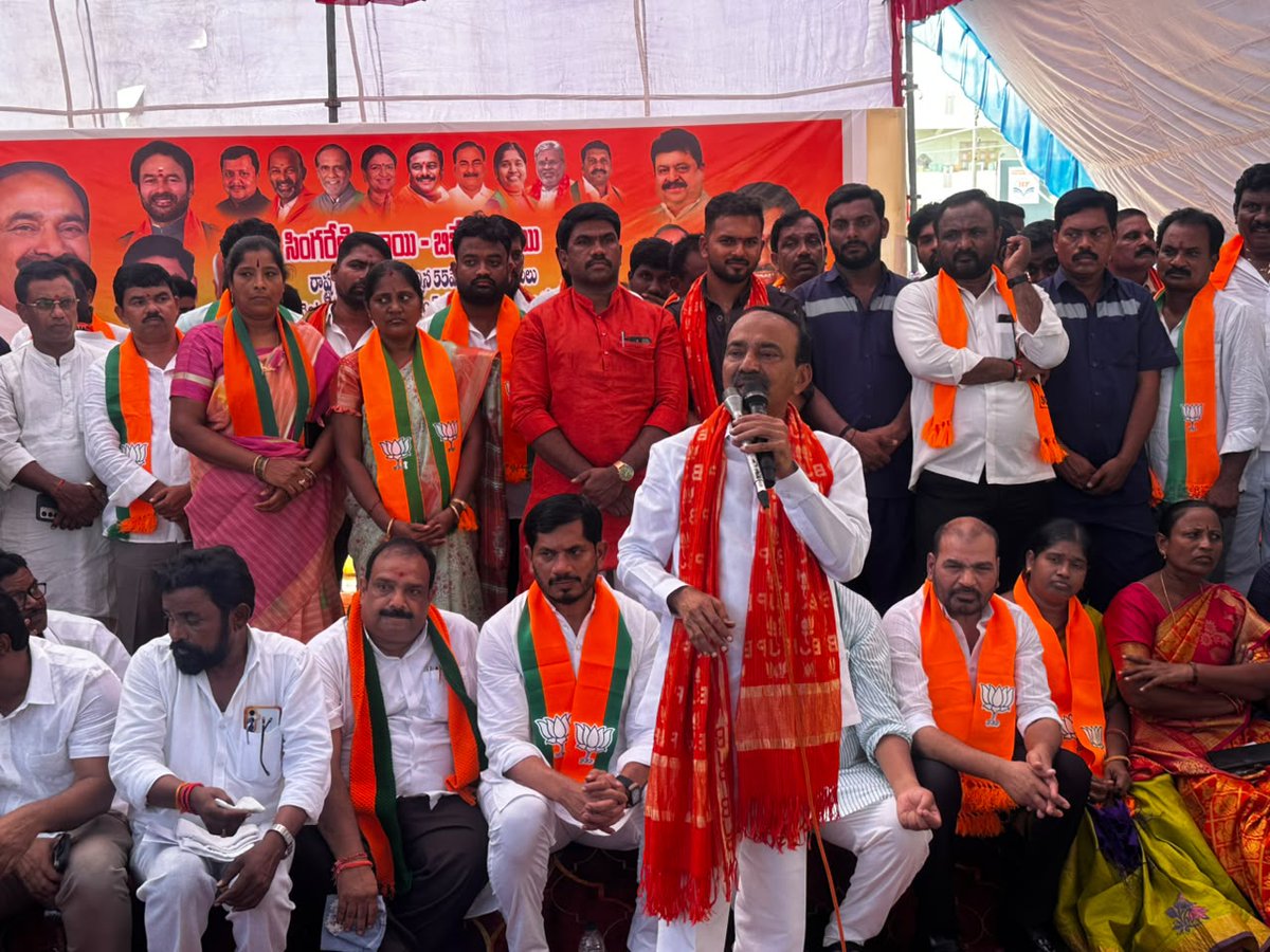 airnews_hyd's tweet photo. 🔹మంచిర్యాల జిల్లా నస్పూర్‌లో ‘సింగరేణి బకాయి – బీజేపీ లడాయి’ పేరుతో ధర్నా.

🔹సింగరేణికి రాష్ట్ర ప్రభుత్వం చెల్లించాల్సిన రూ.55 వేల కోట్ల బకాయిలను వెంటనే చెల్లించాలని డిమాండ్.

🔹ఈ ధర్నాకు హాజరై ప్రభుత్వంపై తీవ్ర విమర్శలు గుప్పించిన మల్కాజ్‌గిరి ఎంపీ ఈటల రాజేందర్.

#Mancherial https://t.co/UcUzKM0BYD