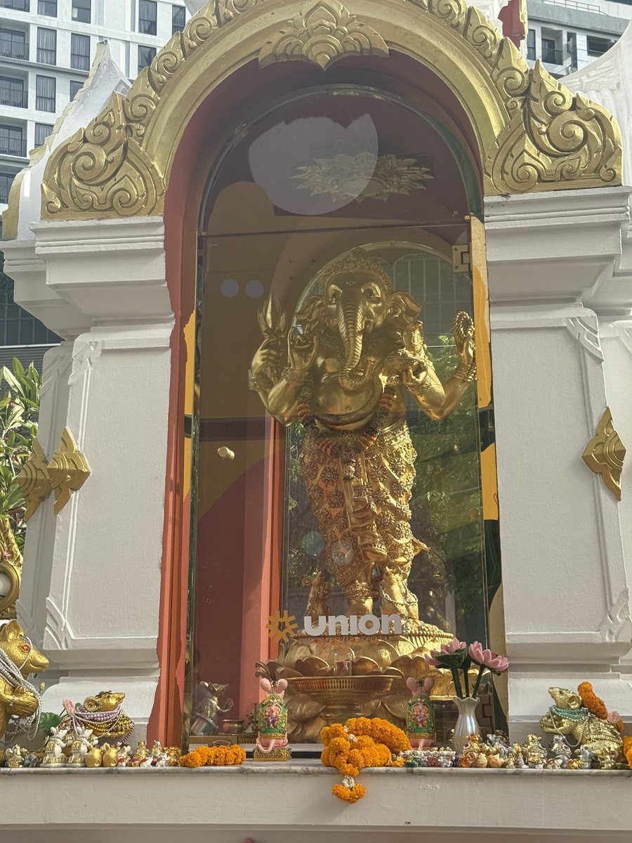 _onlyjakehoon's tweet photo. รีวิวองค์พ่อพระพิฆเนศหน้ายูเนี่ยน
ใครว่าพ่อใจดี ก็ใจดีแหละ แอบดุนิดนึง แบบรักและเอ็นดูแต่ถ้าทำไม่ดีก็จะบ่นๆหน่อย ให้ความรู้สึกแบบผู้ใหญ่ที่น่าเคารพ วันที่ไปคนไม่ค่อยเยอะ ตอนไหว้ลมแรง พ่อไหว้เสร็จลมสงบ 555 มาตามให้ไปไหว้เองเลย ขออะไรก็ได้หมด มีอะไรเล่าเลย ช่วยหมด อย่าลืมชานมนะ😔💞 https://t.co/4KgjJYUc49