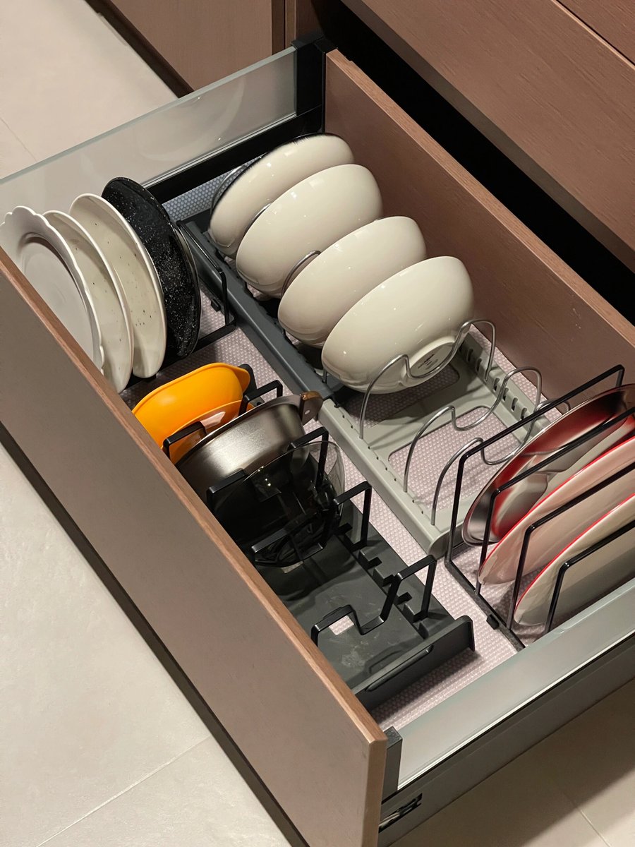 Merlynww6e's tweet photo. Terminé de limpiar la mesa de la cocina, ahora solo me falta ordenar los platos. Un pequeo paso para un hogar más ordenado. https://t.co/8aqoK5T8cJ
