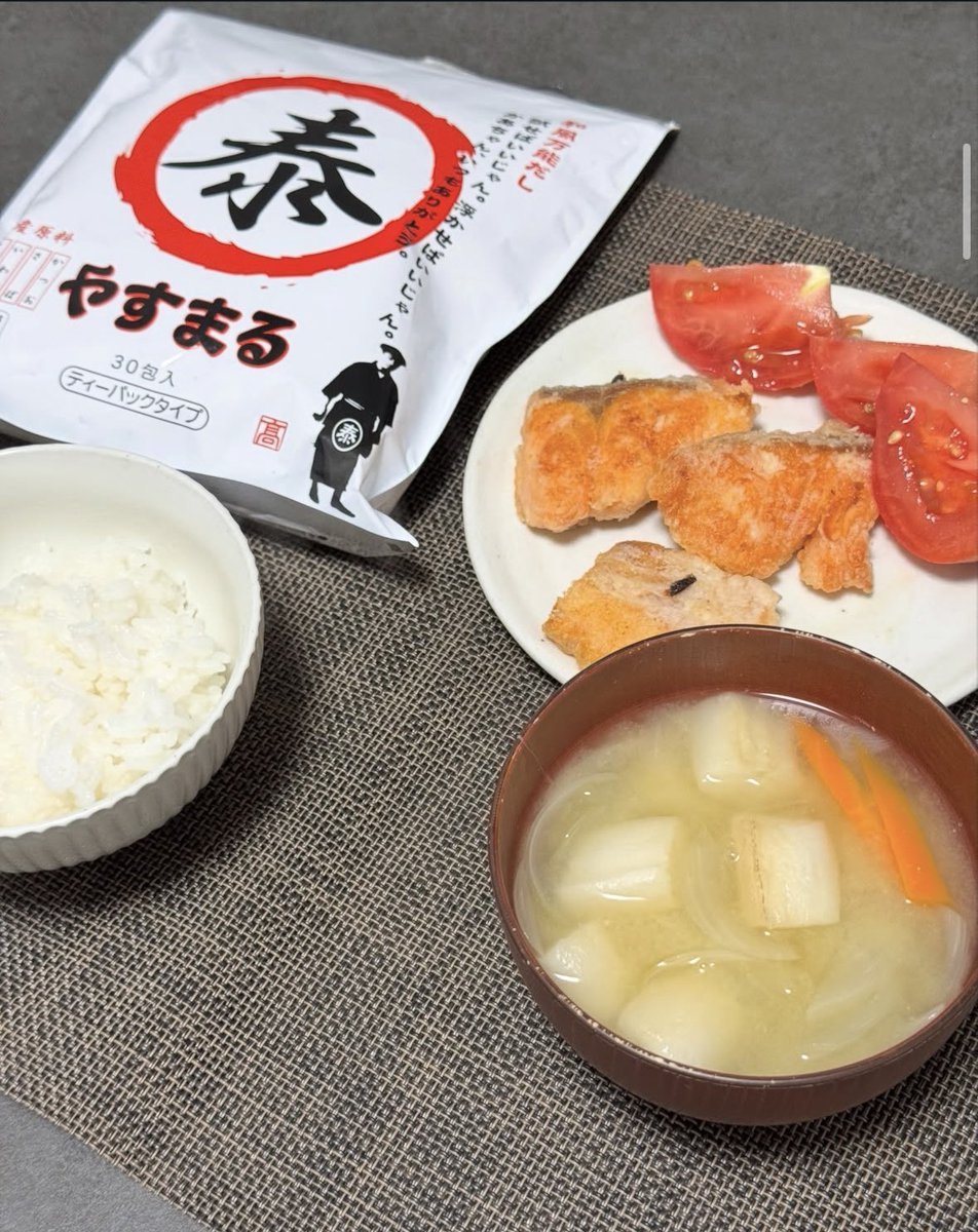 Ruru_tea's tweet photo. わが���の定番となりつつある
やすまるだし(@yasumarudashi)を使った
味噌汁✨

今回は、麩、玉ねぎ、にんじんを入れました🥕
子どもを抱っこしながらでもパックをポンっと入れるだけでできちゃう😂

秋の野菜を使った味噌汁もつくりたい☺️
#PR
#やすまるだし
この投稿にはアフィリエイト広告を含みます https://t.co/nKx8YB9DdI
