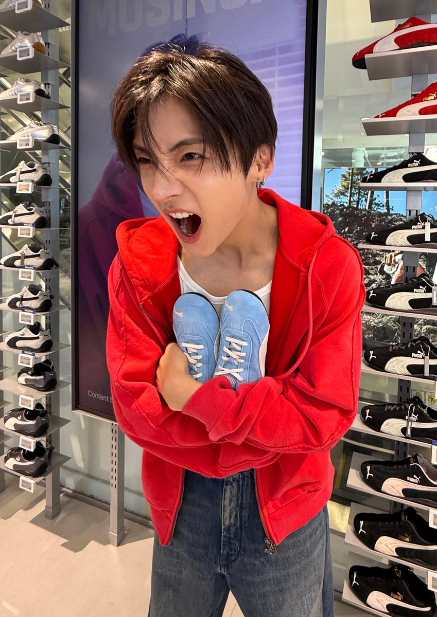 aebywon's tweet photo. Iya, iya, enggak aku ambil kok sepatunya... https://t.co/jv6ifXyava