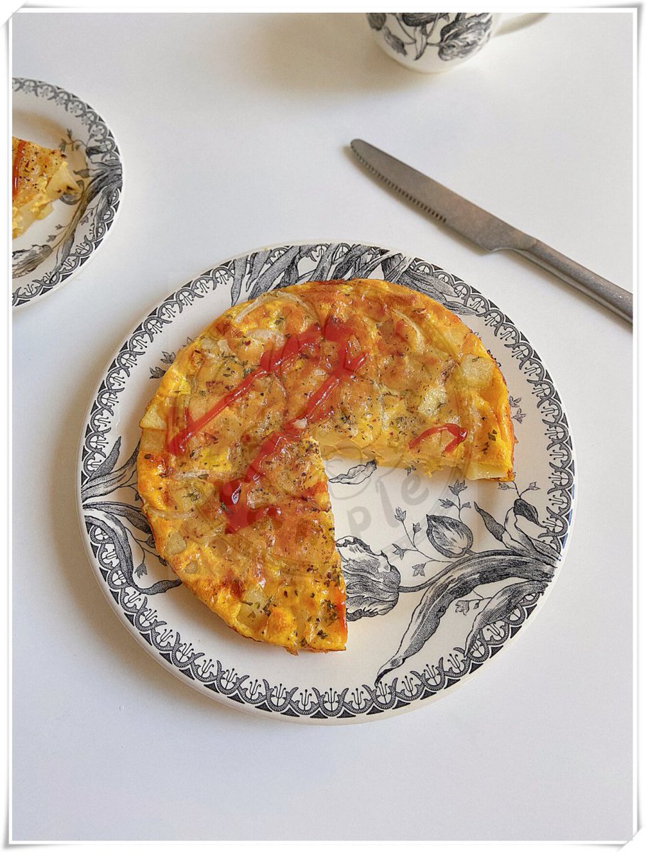 Deeannskc's tweet photo. Hoy hice tortilla de patatas casera con cebolla caramelizada, sabor perfecto sin complicaciones! https://t.co/kXivUJJZFY