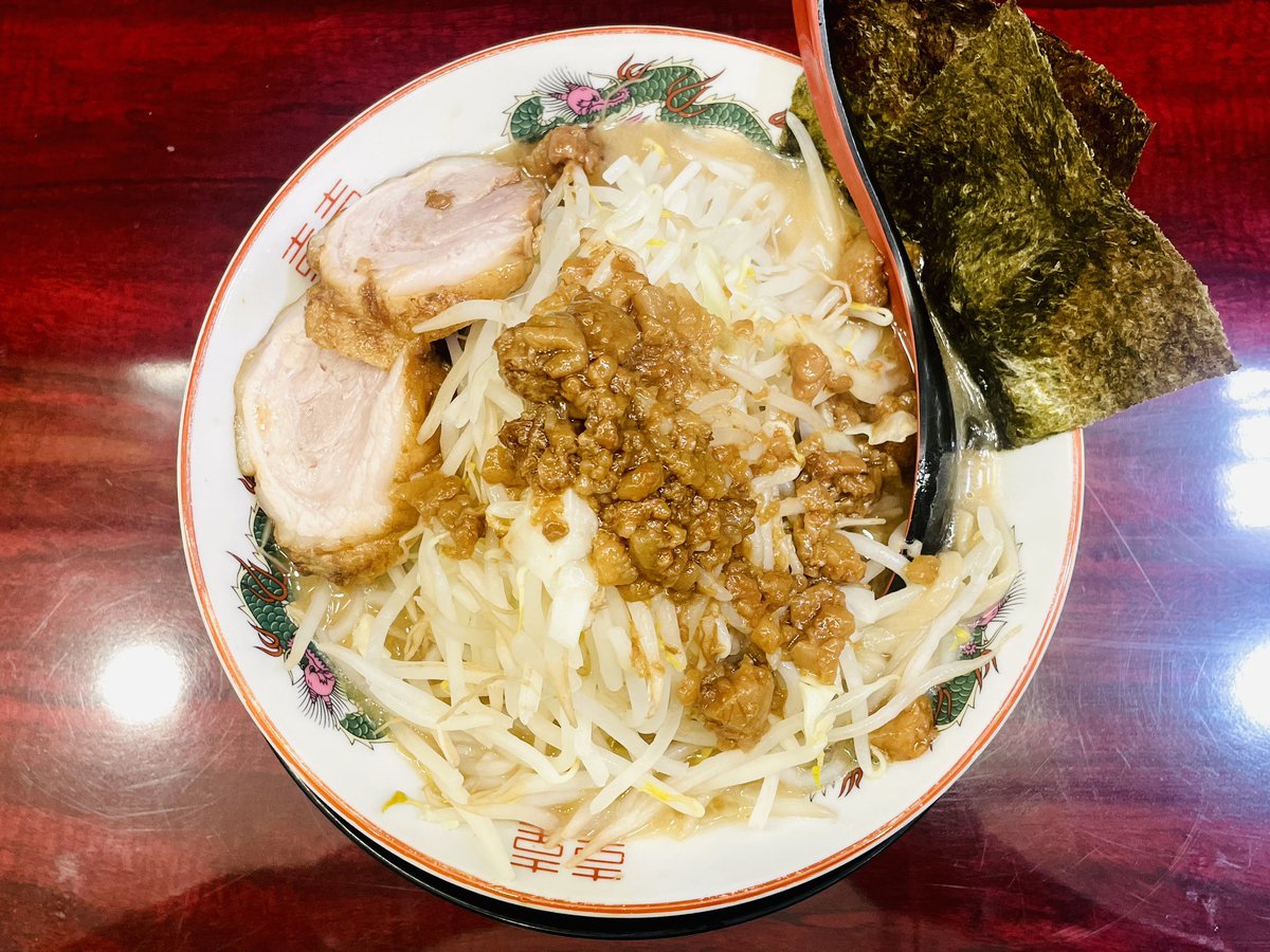 oishiidesyo's tweet photo. ぶっ豚 下北沢店
小らーめん(ヤサイマシアブラマシマシ)
おまけA(海苔2枚)

ヤサイの上に鎮座する味付きアブラと、それを支えるジューシー豚。
かためがデフォルトの麺は、啜り心地と噛み応えがあり満足感を加速させる。
甘めのスープは、後半にブラックペッパーと生姜で一気に化ける。 https://t.co/sSseQFsZjh