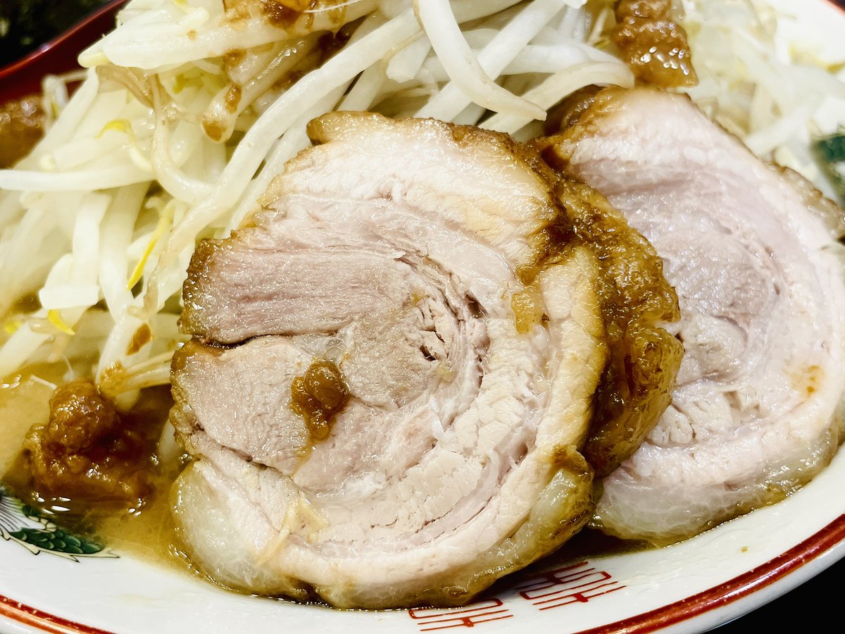 oishiidesyo's tweet photo. ぶっ豚 下北沢店
小らーめん(ヤサイマシアブラマシマシ)
おまけA(海苔2枚)

ヤサイの上に鎮座する味付きアブラと、それを支えるジューシー豚。
かためがデフォルトの麺は、啜り心地と噛み応えがあり満足感を加速させる。
甘めのスープは、後半にブラックペッパーと生姜で一気に化ける。 https://t.co/sSseQFsZjh
