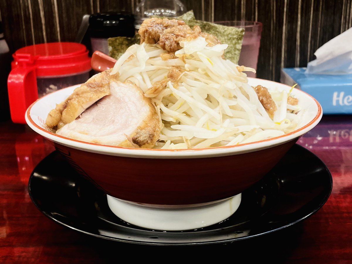 oishiidesyo's tweet photo. ぶっ豚 下北沢店
小らーめん(ヤサイマシアブラマシマシ)
おまけA(海苔2枚)

ヤサイの上に鎮座する味付きアブラと、それを支えるジューシー豚。
かためがデフォルトの麺は、啜り心地と噛み応えがあり満足感を加速させる。
甘めのスープは、後半にブラックペッパーと生姜で一気に化ける。 https://t.co/sSseQFsZjh
