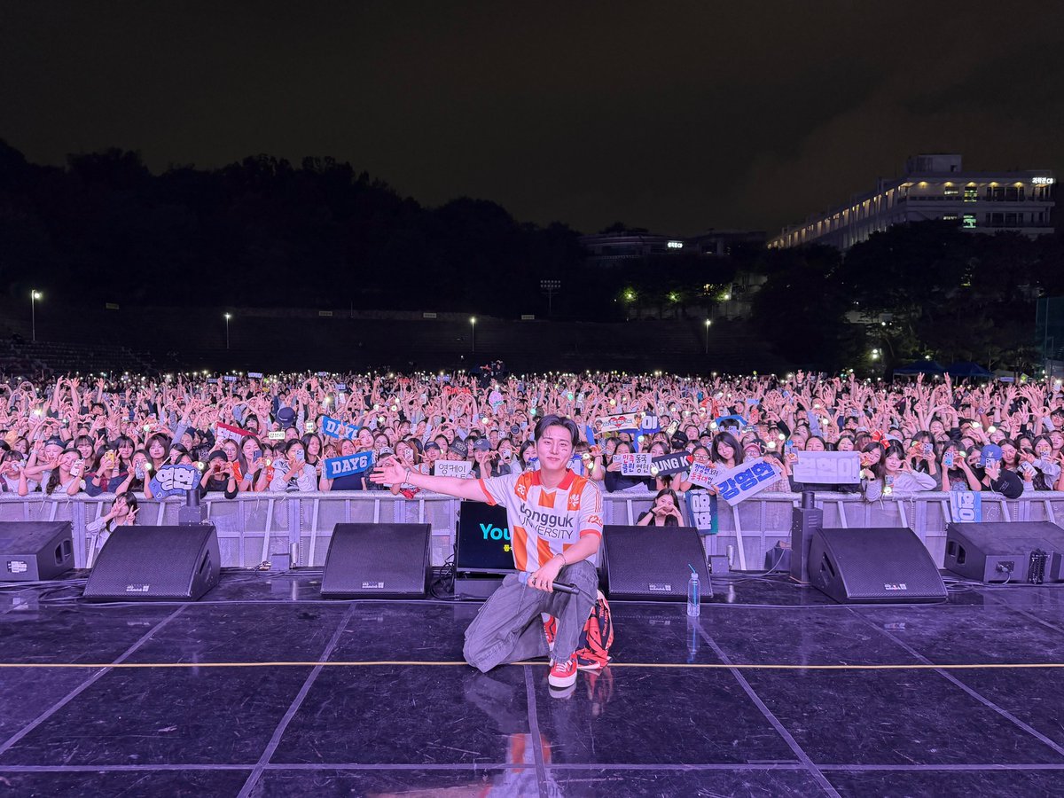 effulgent_stern's tweet photo. @day6official 260930 #데이식스 #영케이 
[ #DAY6_BEHIND ]

민족동국! 애국경영!
동국대학교 경영학과 12학번 강영현, 축제 출석 완료 🫡

#DAY6 #데이식스
#YoungK #영케이
#동국대학교 #DIRVANA https://t.co/oQ0ejrwCNh