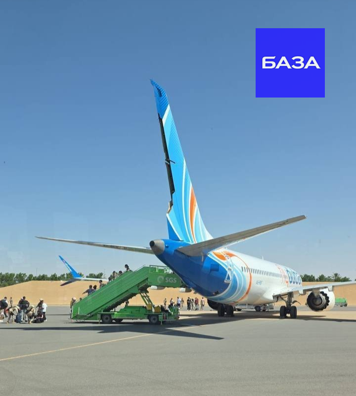 Baza_inc's tweet photo. FLYDUBAI: ЙМОВІРНУ СПРОБУ ТЕРАКТУ ЗУПИНИЛИ ПІЛОТИ З УКРАЇНИ ТА РФ

Інцидент на рейсі FZ1073 Дубай — Тель-Авів дедалі більше розглядають як можливу спробу теракту. За даними ізраїльських ЗМІ, другий пілот — громадянин Оману — міг напасти на капітана з ОАЕ та спробувати навмисно спрямувати літак до катастрофи. Израїльські власті перевіряють цю версію.

Найнеочікуваніший поворот: за даними Israel Hayom, на борту як пасажири летіли ще двоє пілотів — громадяни України та Росії. Саме вони, за повідомленням видання, допомогли взяти літак під контроль і безпечно посадити його в Саудівській Аравії.

Іронія в тому, що саме українця й росіянина спочатку помилково називали учасниками конфлікту в кабіні. Тепер ізраїльські ЗМІ повідомляють, що вони могли бути тими, хто фактично врятував літак.

Частина деталей ще офіційно не підтверджена, розслідування триває.