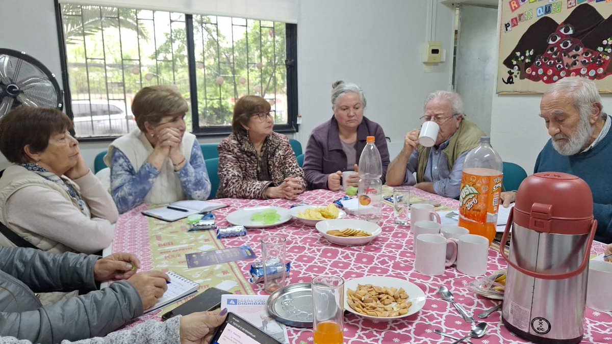 DefensorMayores's tweet photo. Pdte  de nuestra Alianza @jdmilos se reunió con representantes de 7 organizaciones ciudadanas de #LaReina para analizar la implementación de Ley Integral Personas Mayores y la participación incidente a nivel comunal. En sede de Coordinadora Vecinal. https://t.co/j52ySbNxjH