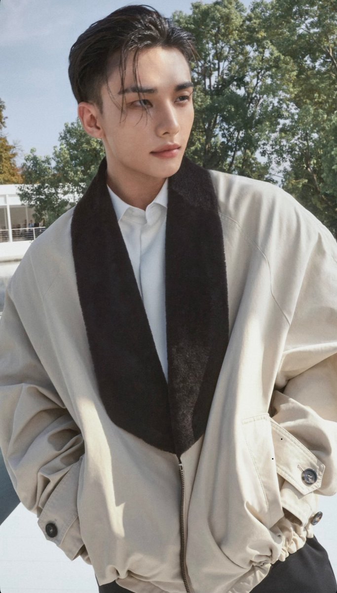 hyunjinpost's tweet photo. dior instagram story update 
#DiorSummer27_HYUNJIN https://t.co/CtxH1CszSA