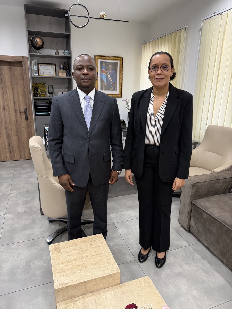 JeanTshisekedi5's tweet photo. J’ai été reçu ce mercredi 30 septembre par madame la ministre d’État, ministre de l’éducation nationale et nouvelle citoyenneté, Raïssa Malu, auprès de qui j’ai porté plusieurs préoccupations recueillies directement auprès de la population du Kasaï Central lors de mes récentes vacances parlementaires.

Nous avons notamment abordé la situation de la paie des enseignants dans nos cinq territoires. Ces enseignants sont actuellement payés au niveau des territoires par Caritas, avec des retards qui peuvent parfois atteindre un à deux mois.

La ministre nous a rassurés que ses services vont se pencher sur cette question afin d’envisager un transfert vers une autre banque présentant davantage de garanties, dans le but de mettre fin à ces retards récurrents et d’améliorer les conditions de paiement des enseignants.

Nous avons également évoqué la situation des nouvelles unités (NU) et des agents non payés (NP) des bureaux gestionnaires ainsi que des écoles secondaires.

La ministre d’État s’est montrée attentive à ces préoccupations et nous a fait savoir que des dispositions sont en cours pour apporter des réponses à la situation des agents non payés et des enseignants concernés dans l’ensemble de nos provinces éducationnelles, sans distinction.

En ma qualité d’ancien directeur provincial de l’éducation, j’ai également plaidé pour une meilleure répartition des projets initiés par les différents partenaires du secteur de l’éducation à travers le pays.

J’ai fait remarquer à la ministre que plusieurs projets, notamment ceux liés à la construction et à la modernisation des infrastructures scolaires, bénéficient à certaines provinces alors que d’autres restent insuffisamment couvertes. J’ai donc plaidé pour que le Kasaï Central soit davantage pris en compte afin que nos établissements scolaires et les nombreux élèves de notre province puissent eux aussi bénéficier de ces interventions.

Enfin, je n’ai pas oublié la situation de l’Athénée royal de Kananga. Depuis sa remise aux écoles, ce bâtiment fait face à un manque criant de bancs-pupitres.

J’ai sollicité l’intervention de la ministre afin qu’une solution soit trouvée à cette difficulté. Madame la ministre a promis de prendre contact avec le Service national pour examiner les possibilités d’équiper l’Athénée royal de Kananga en bancs-pupitres.

Je continuerai à porter les préoccupations de notre population auprès des autorités compétentes. C’est le sens de mon engagement : écouter, interpeller et rechercher des solutions concrètes aux problèmes de notre province.

Merci à toute la population du Kasaï Central pour sa confiance. Nous resterons debout pour vous.