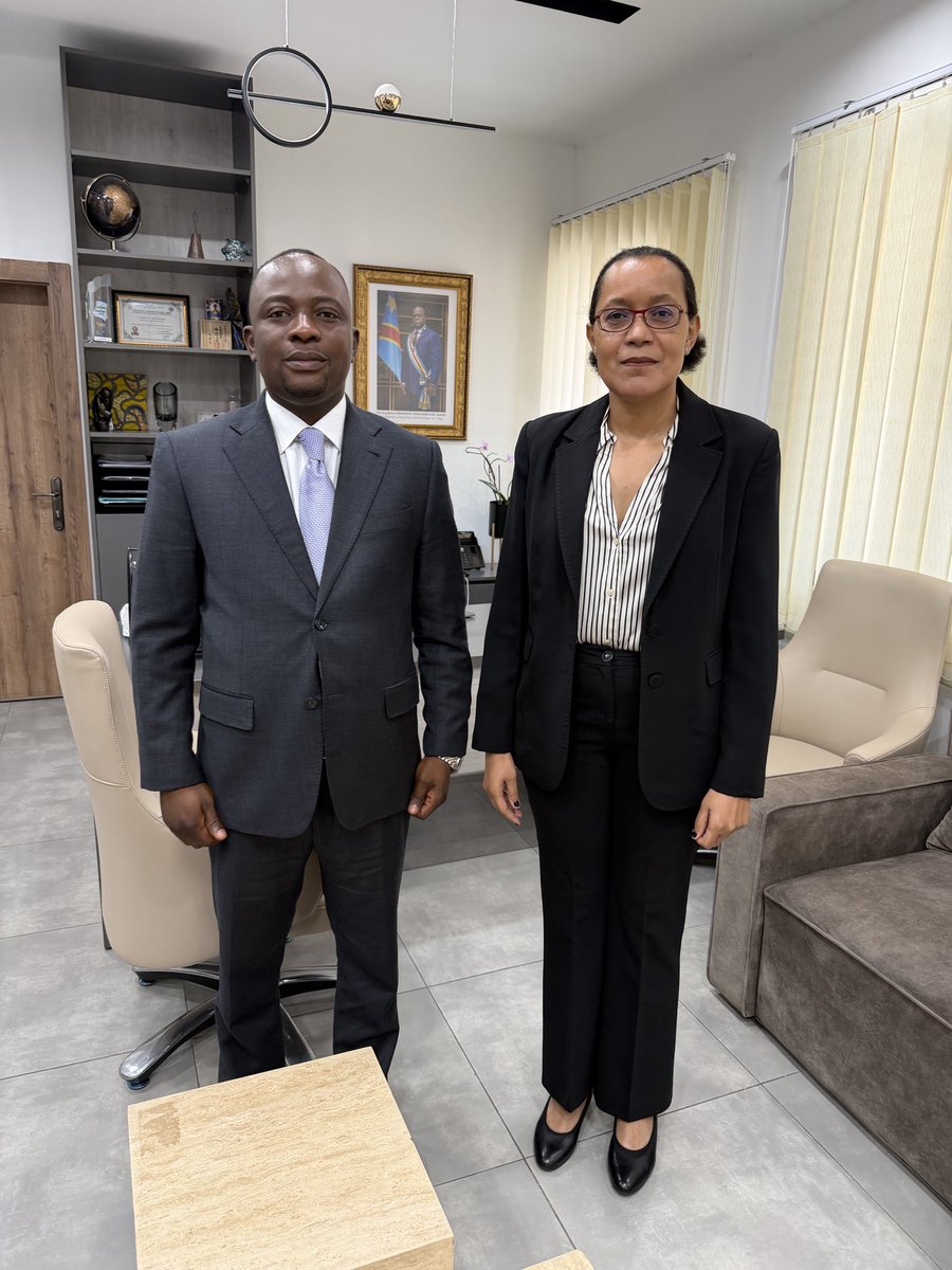 JeanTshisekedi5's tweet photo. J’ai été reçu ce mercredi 30 septembre par madame la ministre d’État, ministre de l’éducation nationale et nouvelle citoyenneté, Raïssa Malu, auprès de qui j’ai porté plusieurs préoccupations recueillies directement auprès de la population du Kasaï Central lors de mes récentes vacances parlementaires.

Nous avons notamment abordé la situation de la paie des enseignants dans nos cinq territoires. Ces enseignants sont actuellement payés au niveau des territoires par Caritas, avec des retards qui peuvent parfois atteindre un à deux mois.

La ministre nous a rassurés que ses services vont se pencher sur cette question afin d’envisager un transfert vers une autre banque présentant davantage de garanties, dans le but de mettre fin à ces retards récurrents et d’améliorer les conditions de paiement des enseignants.

Nous avons également évoqué la situation des nouvelles unités (NU) et des agents non payés (NP) des bureaux gestionnaires ainsi que des écoles secondaires.

La ministre d’État s’est montrée attentive à ces préoccupations et nous a fait savoir que des dispositions sont en cours pour apporter des réponses à la situation des agents non payés et des enseignants concernés dans l’ensemble de nos provinces éducationnelles, sans distinction.

En ma qualité d’ancien directeur provincial de l’éducation, j’ai également plaidé pour une meilleure répartition des projets initiés par les différents partenaires du secteur de l’éducation à travers le pays.

J’ai fait remarquer à la ministre que plusieurs projets, notamment ceux liés à la construction et à la modernisation des infrastructures scolaires, bénéficient à certaines provinces alors que d’autres restent insuffisamment couvertes. J’ai donc plaidé pour que le Kasaï Central soit davantage pris en compte afin que nos établissements scolaires et les nombreux élèves de notre province puissent eux aussi bénéficier de ces interventions.

Enfin, je n’ai pas oublié la situation de l’Athénée royal de Kananga. Depuis sa remise aux écoles, ce bâtiment fait face à un manque criant de bancs-pupitres.

J’ai sollicité l’intervention de la ministre afin qu’une solution soit trouvée à cette difficulté. Madame la ministre a promis de prendre contact avec le Service national pour examiner les possibilités d’équiper l’Athénée royal de Kananga en bancs-pupitres.

Je continuerai à porter les préoccupations de notre population auprès des autorités compétentes. C’est le sens de mon engagement : écouter, interpeller et rechercher des solutions concrètes aux problèmes de notre province.

Merci à toute la population du Kasaï Central pour sa confiance. Nous resterons debout pour vous.