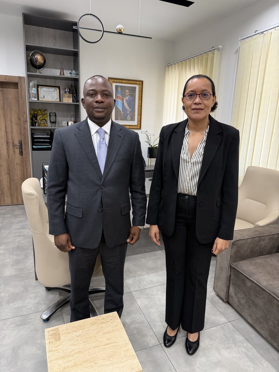 JeanTshisekedi5's tweet photo. J’ai été reçu ce mercredi 30 septembre par madame la ministre d’État, ministre de l’éducation nationale et nouvelle citoyenneté, Raïssa Malu, auprès de qui j’ai porté plusieurs préoccupations recueillies directement auprès de la population du Kasaï Central lors de mes récentes vacances parlementaires.

Nous avons notamment abordé la situation de la paie des enseignants dans nos cinq territoires. Ces enseignants sont actuellement payés au niveau des territoires par Caritas, avec des retards qui peuvent parfois atteindre un à deux mois.

La ministre nous a rassurés que ses services vont se pencher sur cette question afin d’envisager un transfert vers une autre banque présentant davantage de garanties, dans le but de mettre fin à ces retards récurrents et d’améliorer les conditions de paiement des enseignants.

Nous avons également évoqué la situation des nouvelles unités (NU) et des agents non payés (NP) des bureaux gestionnaires ainsi que des écoles secondaires.

La ministre d’État s’est montrée attentive à ces préoccupations et nous a fait savoir que des dispositions sont en cours pour apporter des réponses à la situation des agents non payés et des enseignants concernés dans l’ensemble de nos provinces éducationnelles, sans distinction.

En ma qualité d’ancien directeur provincial de l’éducation, j’ai également plaidé pour une meilleure répartition des projets initiés par les différents partenaires du secteur de l’éducation à travers le pays.

J’ai fait remarquer à la ministre que plusieurs projets, notamment ceux liés à la construction et à la modernisation des infrastructures scolaires, bénéficient à certaines provinces alors que d’autres restent insuffisamment couvertes. J’ai donc plaidé pour que le Kasaï Central soit davantage pris en compte afin que nos établissements scolaires et les nombreux élèves de notre province puissent eux aussi bénéficier de ces interventions.

Enfin, je n’ai pas oublié la situation de l’Athénée royal de Kananga. Depuis sa remise aux écoles, ce bâtiment fait face à un manque criant de bancs-pupitres.

J’ai sollicité l’intervention de la ministre afin qu’une solution soit trouvée à cette difficulté. Madame la ministre a promis de prendre contact avec le Service national pour examiner les possibilités d’équiper l’Athénée royal de Kananga en bancs-pupitres.

Je continuerai à porter les préoccupations de notre population auprès des autorités compétentes. C’est le sens de mon engagement : écouter, interpeller et rechercher des solutions concrètes aux problèmes de notre province.

Merci à toute la population du Kasaï Central pour sa confiance. Nous resterons debout pour vous.