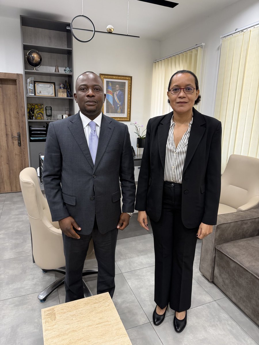 JeanTshisekedi5's tweet photo. J’ai été reçu ce mercredi 30 septembre par madame la ministre d’État, ministre de l’éducation nationale et nouvelle citoyenneté, Raïssa Malu, auprès de qui j’ai porté plusieurs préoccupations recueillies directement auprès de la population du Kasaï Central lors de mes récentes vacances parlementaires.

Nous avons notamment abordé la situation de la paie des enseignants dans nos cinq territoires. Ces enseignants sont actuellement payés au niveau des territoires par Caritas, avec des retards qui peuvent parfois atteindre un à deux mois.

La ministre nous a rassurés que ses services vont se pencher sur cette question afin d’envisager un transfert vers une autre banque présentant davantage de garanties, dans le but de mettre fin à ces retards récurrents et d’améliorer les conditions de paiement des enseignants.

Nous avons également évoqué la situation des nouvelles unités (NU) et des agents non payés (NP) des bureaux gestionnaires ainsi que des écoles secondaires.

La ministre d’État s’est montrée attentive à ces préoccupations et nous a fait savoir que des dispositions sont en cours pour apporter des réponses à la situation des agents non payés et des enseignants concernés dans l’ensemble de nos provinces éducationnelles, sans distinction.

En ma qualité d’ancien directeur provincial de l’éducation, j’ai également plaidé pour une meilleure répartition des projets initiés par les différents partenaires du secteur de l’éducation à travers le pays.

J’ai fait remarquer à la ministre que plusieurs projets, notamment ceux liés à la construction et à la modernisation des infrastructures scolaires, bénéficient à certaines provinces alors que d’autres restent insuffisamment couvertes. J’ai donc plaidé pour que le Kasaï Central soit davantage pris en compte afin que nos établissements scolaires et les nombreux élèves de notre province puissent eux aussi bénéficier de ces interventions.

Enfin, je n’ai pas oublié la situation de l’Athénée royal de Kananga. Depuis sa remise aux écoles, ce bâtiment fait face à un manque criant de bancs-pupitres.

J’ai sollicité l’intervention de la ministre afin qu’une solution soit trouvée à cette difficulté. Madame la ministre a promis de prendre contact avec le Service national pour examiner les possibilités d’équiper l’Athénée royal de Kananga en bancs-pupitres.

Je continuerai à porter les préoccupations de notre population auprès des autorités compétentes. C’est le sens de mon engagement : écouter, interpeller et rechercher des solutions concrètes aux problèmes de notre province.

Merci à toute la population du Kasaï Central pour sa confiance. Nous resterons debout pour vous.