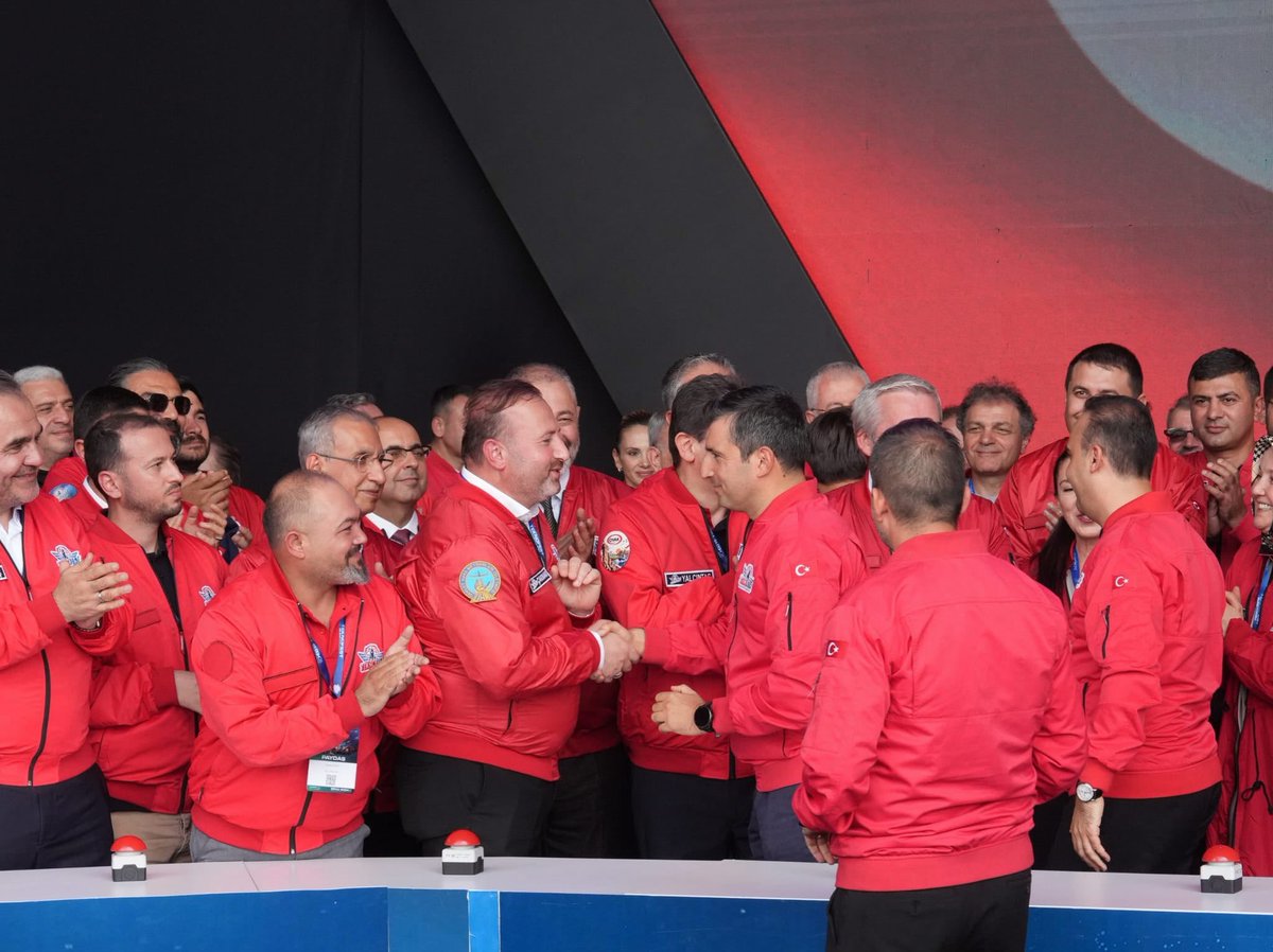 cakmakfatih's tweet photo. 🚀 Tarihin sıfır noktası; Kadim Şehir Şanlıurfa’da bugün gençlerimizin gözünde Türkiye’nin yarınlarını gördük.

Şanlıurfa GAP Havalimanımızda başlayan #TEKNOFEST Güneydoğu’nun ilk gününde, @T3Vakfi Yönetim Kurulu Başkanı Sayın @Selcuk Bayraktar ile birlikte gençlerimizin üretme azmine ve milletimizin kendi gücüne duyduğu inanca ortak olduk. #TEKNOFEST kapsamında birçok kategoride düzenlenen teknoloji yarışmaları, gençlerimizin fikirlerini projeye, hayallerini gerçeğe dönüştüren gücünü ortaya koyuyor.

Cumhurbaşkanımız Sayın @RTErdogan’ın vizyoner liderliğinde yükselen Millî Teknoloji Hamlesi’ne, @UABakanligi Bakanımız Sayın @a_uraloglu’nun direktifleri doğrultusunda DHMİ olarak katkı sunuyor; geliştirdiğimiz yerli ve millî sistemlerle Türk havacılığının kabiliyetini büyütüyoruz.

Bu ülkenin gençlerine güveniyoruz. 
Türkiye Yüzyılı’nın gökyüzündeki imzasını, yarınlarımızın teminatı; gençlerimizle birlikte atacağız.🇹🇷

#TeknofestGüneydoğu
#TürkiyeHızlanıyor 🇹🇷