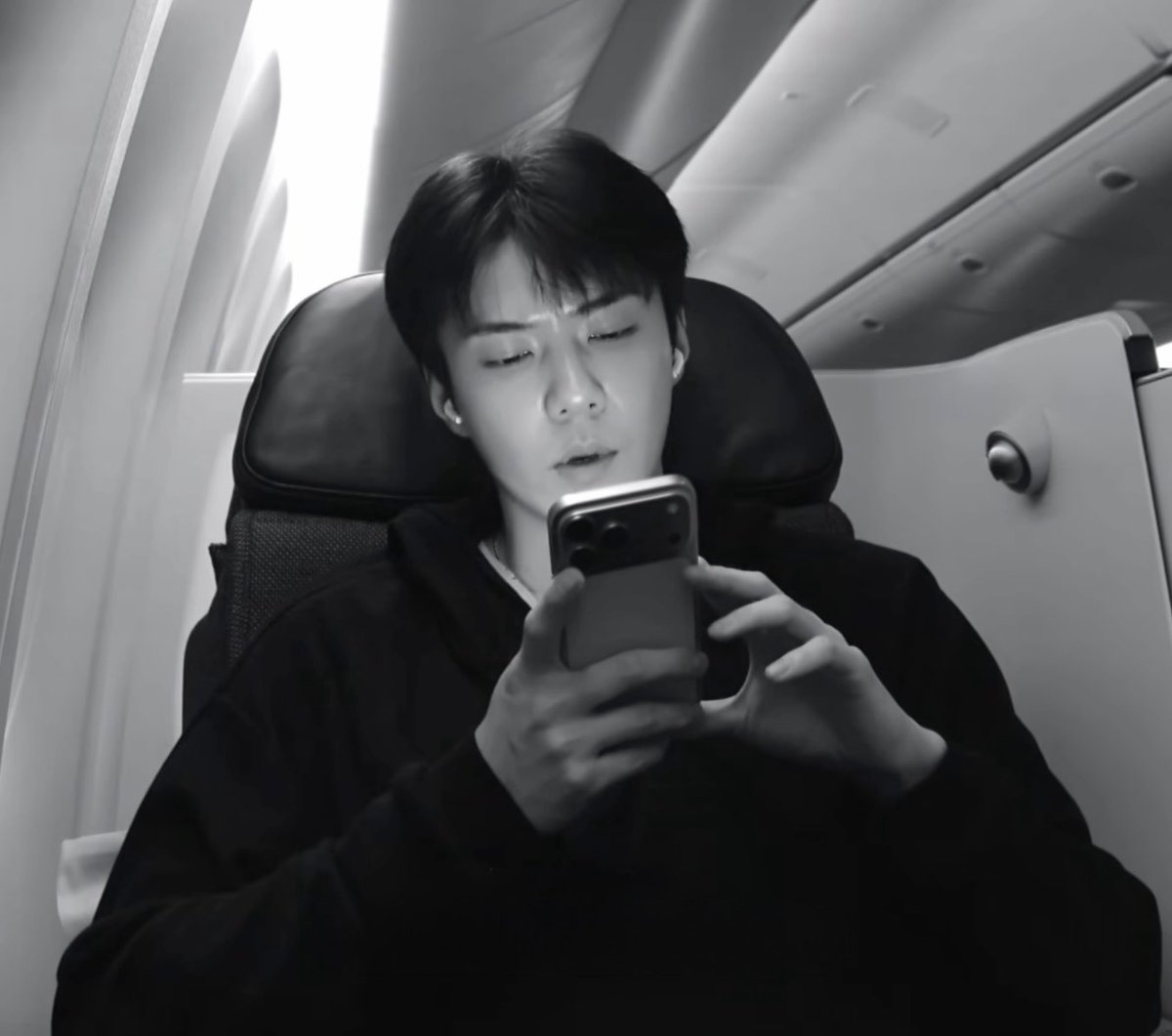 ohShmiro's tweet photo. 세훈오빠 얼굴 ㅈㄴ 고능하시다 집착쩔거같고 개예민할거같고..
심지어 같이 나오는 노래도 크레이지에 플레이보이임 https://t.co/XZO8QuX6hA