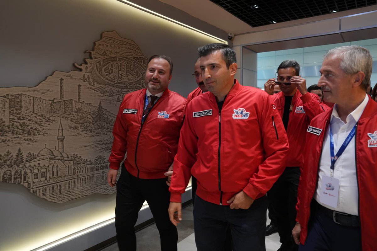 cakmakfatih's tweet photo. 🚀 Tarihin sıfır noktası; Kadim Şehir Şanlıurfa’da bugün gençlerimizin gözünde Türkiye’nin yarınlarını gördük.

Şanlıurfa GAP Havalimanımızda başlayan #TEKNOFEST Güneydoğu’nun ilk gününde, @T3Vakfi Yönetim Kurulu Başkanı Sayın @Selcuk Bayraktar ile birlikte gençlerimizin üretme azmine ve milletimizin kendi gücüne duyduğu inanca ortak olduk. #TEKNOFEST kapsamında birçok kategoride düzenlenen teknoloji yarışmaları, gençlerimizin fikirlerini projeye, hayallerini gerçeğe dönüştüren gücünü ortaya koyuyor.

Cumhurbaşkanımız Sayın @RTErdogan’ın vizyoner liderliğinde yükselen Millî Teknoloji Hamlesi’ne, @UABakanligi Bakanımız Sayın @a_uraloglu’nun direktifleri doğrultusunda DHMİ olarak katkı sunuyor; geliştirdiğimiz yerli ve millî sistemlerle Türk havacılığının kabiliyetini büyütüyoruz.

Bu ülkenin gençlerine güveniyoruz. 
Türkiye Yüzyılı’nın gökyüzündeki imzasını, yarınlarımızın teminatı; gençlerimizle birlikte atacağız.🇹🇷

#TeknofestGüneydoğu
#TürkiyeHızlanıyor 🇹🇷