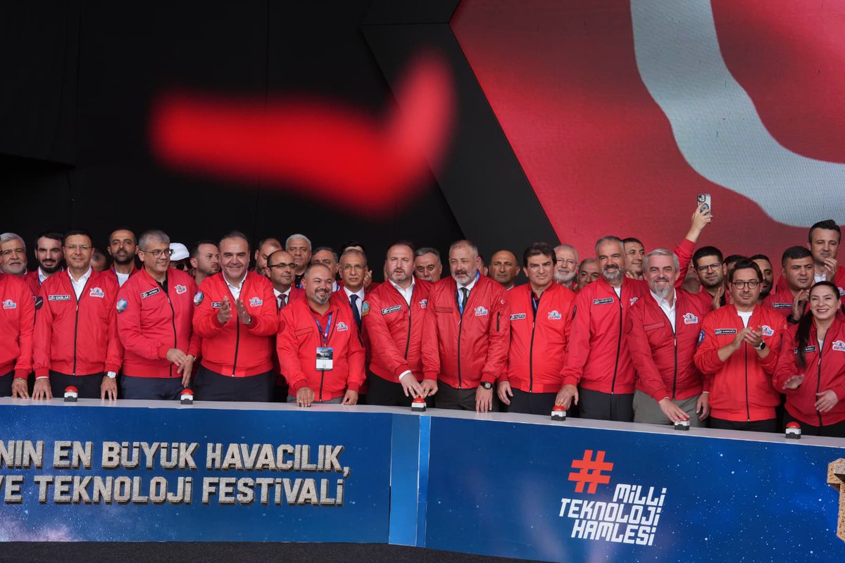 cakmakfatih's tweet photo. 🚀 Tarihin sıfır noktası; Kadim Şehir Şanlıurfa’da bugün gençlerimizin gözünde Türkiye’nin yarınlarını gördük.

Şanlıurfa GAP Havalimanımızda başlayan #TEKNOFEST Güneydoğu’nun ilk gününde, @T3Vakfi Yönetim Kurulu Başkanı Sayın @Selcuk Bayraktar ile birlikte gençlerimizin üretme azmine ve milletimizin kendi gücüne duyduğu inanca ortak olduk. #TEKNOFEST kapsamında birçok kategoride düzenlenen teknoloji yarışmaları, gençlerimizin fikirlerini projeye, hayallerini gerçeğe dönüştüren gücünü ortaya koyuyor.

Cumhurbaşkanımız Sayın @RTErdogan’ın vizyoner liderliğinde yükselen Millî Teknoloji Hamlesi’ne, @UABakanligi Bakanımız Sayın @a_uraloglu’nun direktifleri doğrultusunda DHMİ olarak katkı sunuyor; geliştirdiğimiz yerli ve millî sistemlerle Türk havacılığının kabiliyetini büyütüyoruz.

Bu ülkenin gençlerine güveniyoruz. 
Türkiye Yüzyılı’nın gökyüzündeki imzasını, yarınlarımızın teminatı; gençlerimizle birlikte atacağız.🇹🇷

#TeknofestGüneydoğu
#TürkiyeHızlanıyor 🇹🇷