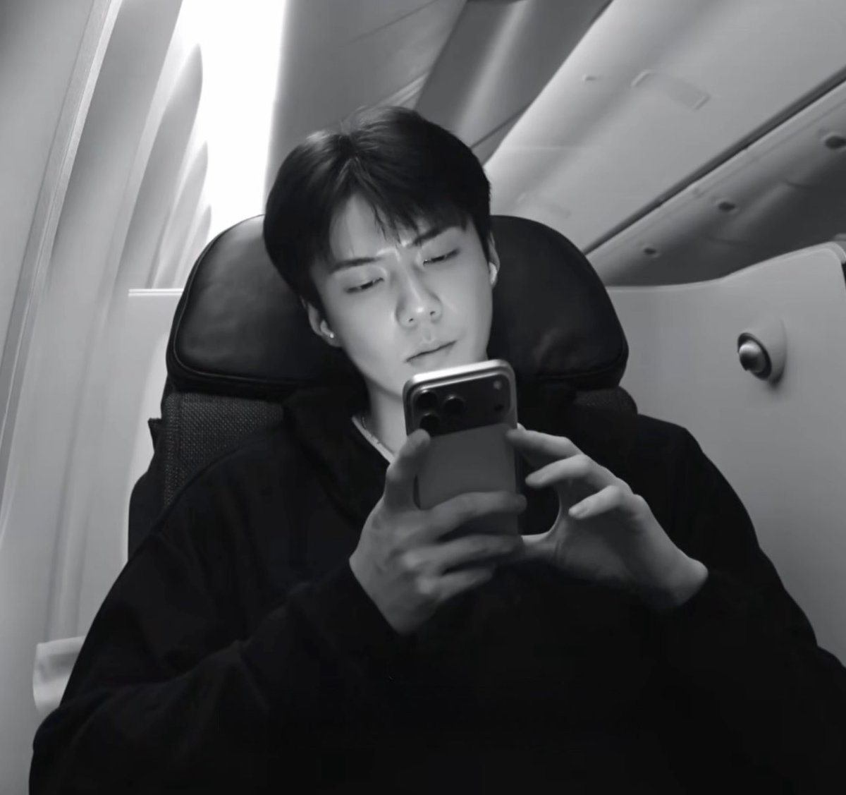ohShmiro's tweet photo. 세훈오빠 얼굴 ㅈㄴ 고능하시다 집착쩔거같고 개예민할거같고..
심지어 같이 나오는 노래도 크레이지에 플레이보이임 https://t.co/XZO8QuX6hA