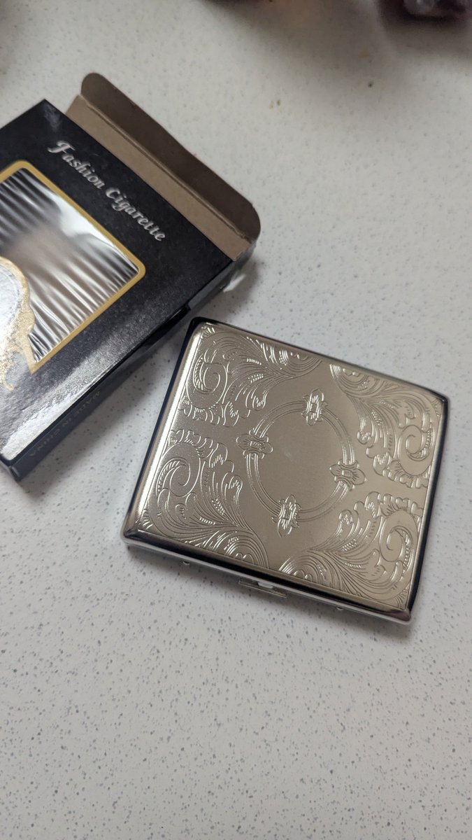 HUUJINKEN's tweet photo. 少し早いが誕生日のプレゼント貰ったー
この年になると祝いの言葉で充分なんだがありがたく頂くとしよう
巻きたばこ入れるケースを貰ったんで久し振りに巻いた
持ってたやつより沢山入るからイイネ https://t.co/rKL8QxZ1AA