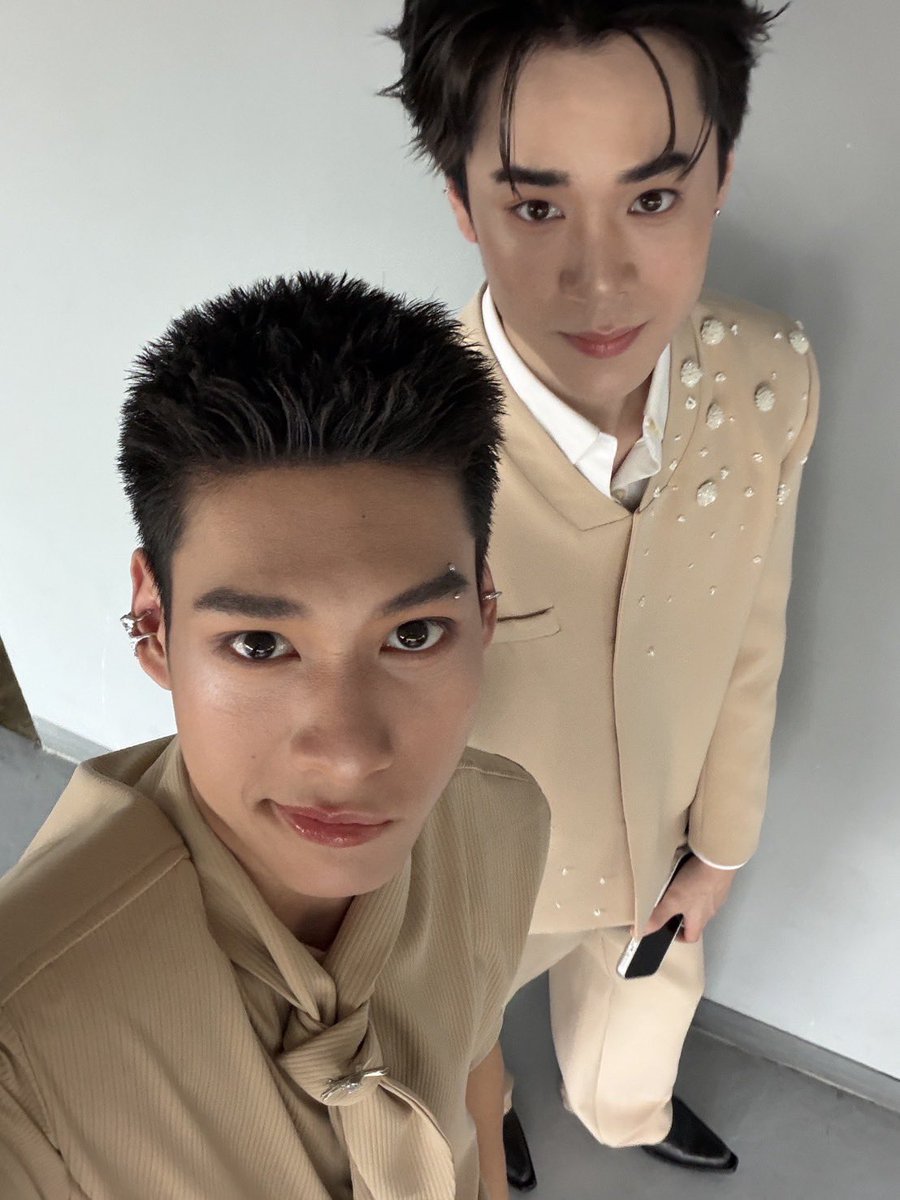 Promsur_'s tweet photo. ขอบคุณนะครับพี่ๆมี่มาหาพร้อมและเพื่อนๆในวันนี้ พูดตามตรงพร้อมตื่นเต้นมากกกก ตอนลงเวทีขาสั่นหนักเลย55555

#MIR2026x9ent24th
#9ent24th
#9ent24thxSiamparagon https://t.co/66TMuJiwCj