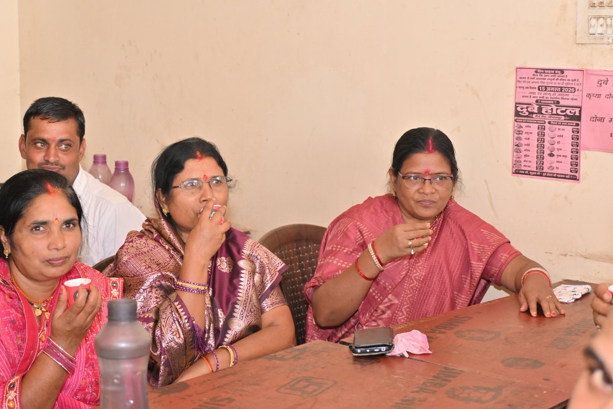 uddheshwari's tweet photo. आज विकासखण्ड राजपुर के ग्राम गोपालपुर में भाजपा के वरिष्ठ नेता श्री अनिल दुबे जी के प्रतिष्ठान में पार्टी के वरिष्ठ पदाधिकारियों एवं कार्यकर्ताओं के साथ आत्मीयता से चाय पर चर्चा की।

इस दौरान संगठनात्मक विषयों, क्षेत्रीय मुद्दों एवं पार्टी की आगामी गतिविधियों को लेकर सार्थक संवाद हुआ। कार्यकर्ताओं के साथ इस प्रकार की आत्मीय मुलाकातें संगठन को और अधिक मजबूत एवं सक्रिय बनाने में महत्वपूर्ण भूमिका निभाती हैं।

#राजपुर #BJP #भाजपा #चाय_पर_चर्चा #Samri