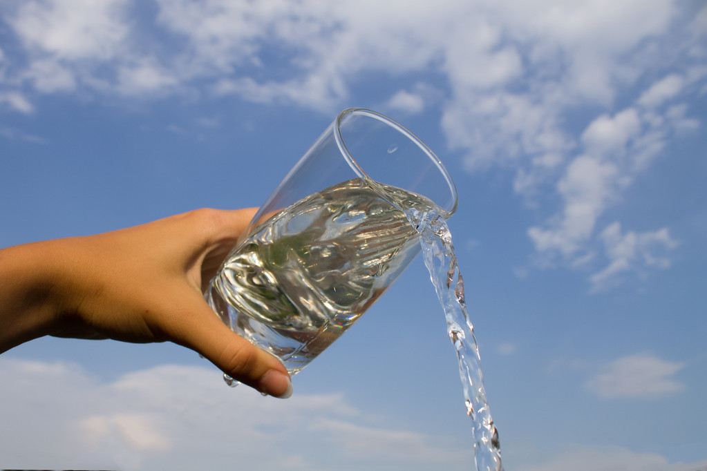 Leggel0's tweet photo. Para mantenerte sano, bebe 8 vasos de agua al día y haz 30 minutos de actividad física. Un hábito pequeo, un gran cambio! https://t.co/OIWaWAgegy