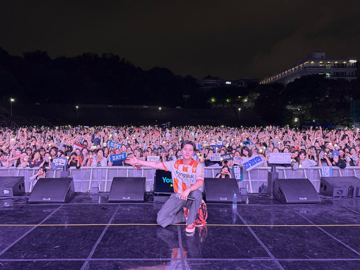 day6official's tweet photo. [ #DAY6_BEHIND ]

민족동국! 애국경영!
동국대학교 경영학과 12학번 강영현, 축제 출석 완료 🫡

#DAY6 #데이식스
#YoungK #영케이
#동국대학교 #DIRVANA https://t.co/BNMlgqRbbk