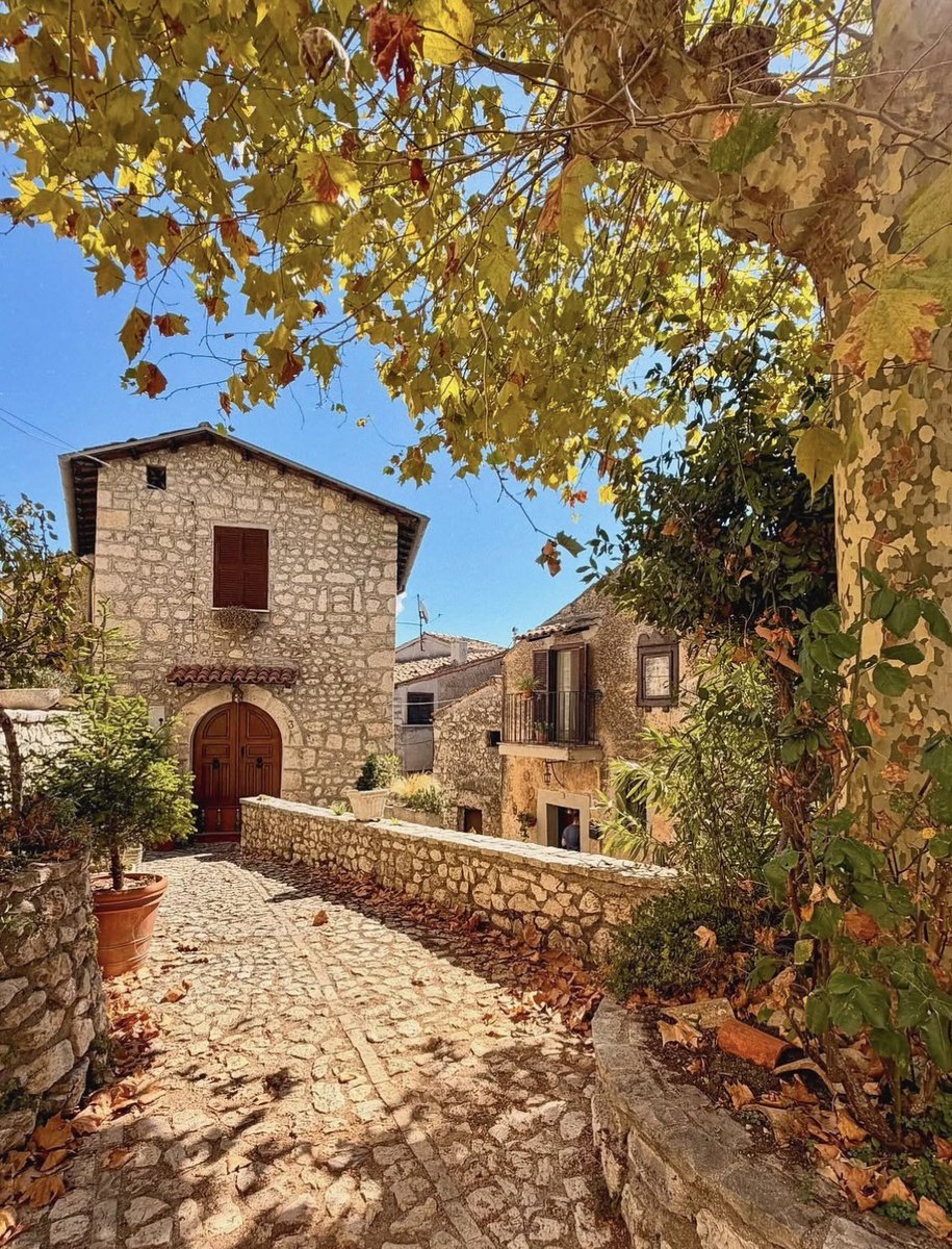 visit_lazio's tweet photo. #Fumone, in provincia di #Frosinone, si trova tra i rilievi montuosi dei monti Ernici e dei monti Lepini. La strada per il Castrum si arrampica sul Monte Fumone fin sotto la cinta muraria, costituita da pietre riquadrate

📷 Anna Santomarco

#VisitLazio #CeTuttoUnLazioIntorno https://t.co/1WtkbWxwvR