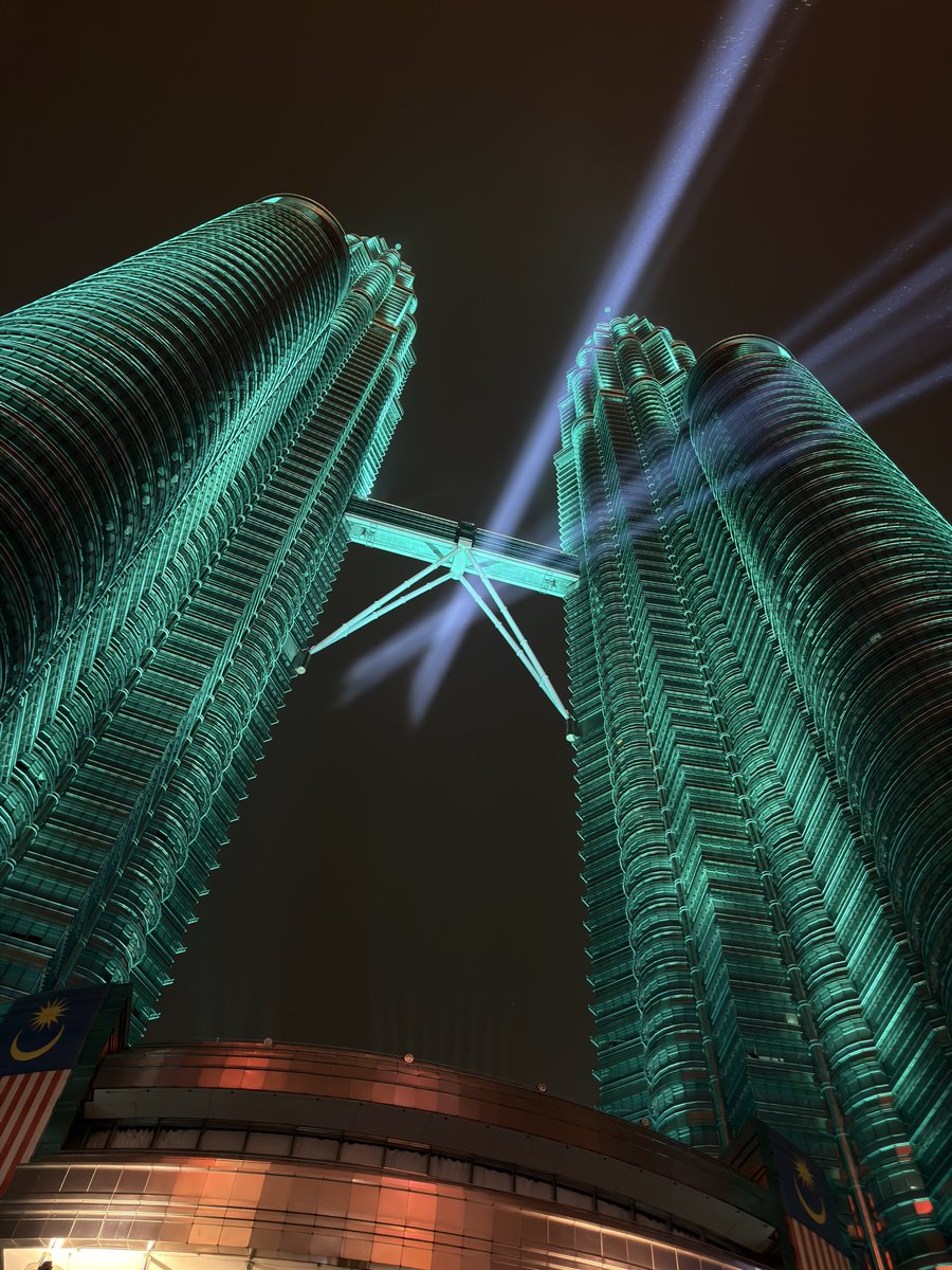 seungmoeyes's tweet photo. KLCC KAU #HIJAU https://t.co/xiEUTrzOJN